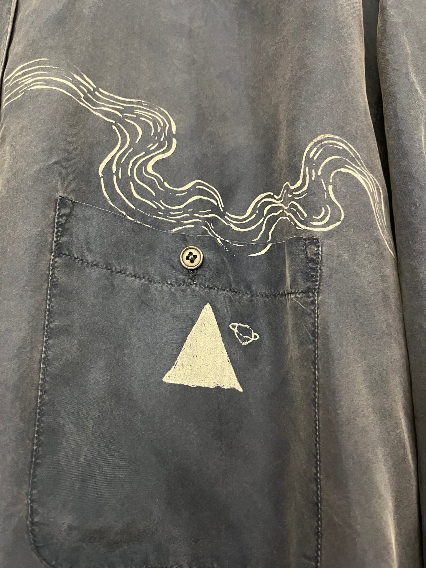 Camicia blu in seta upcycled serigrafata con coccodrilli