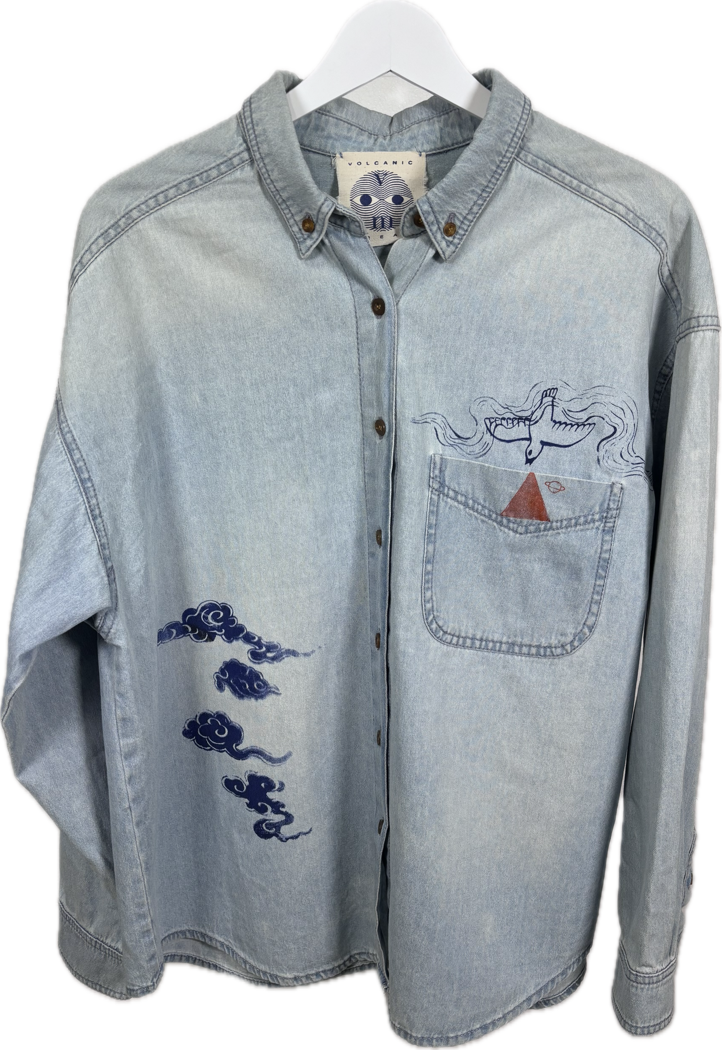 Camicia denim azzurro chiaro upcycled con serigrafie vulcaniche