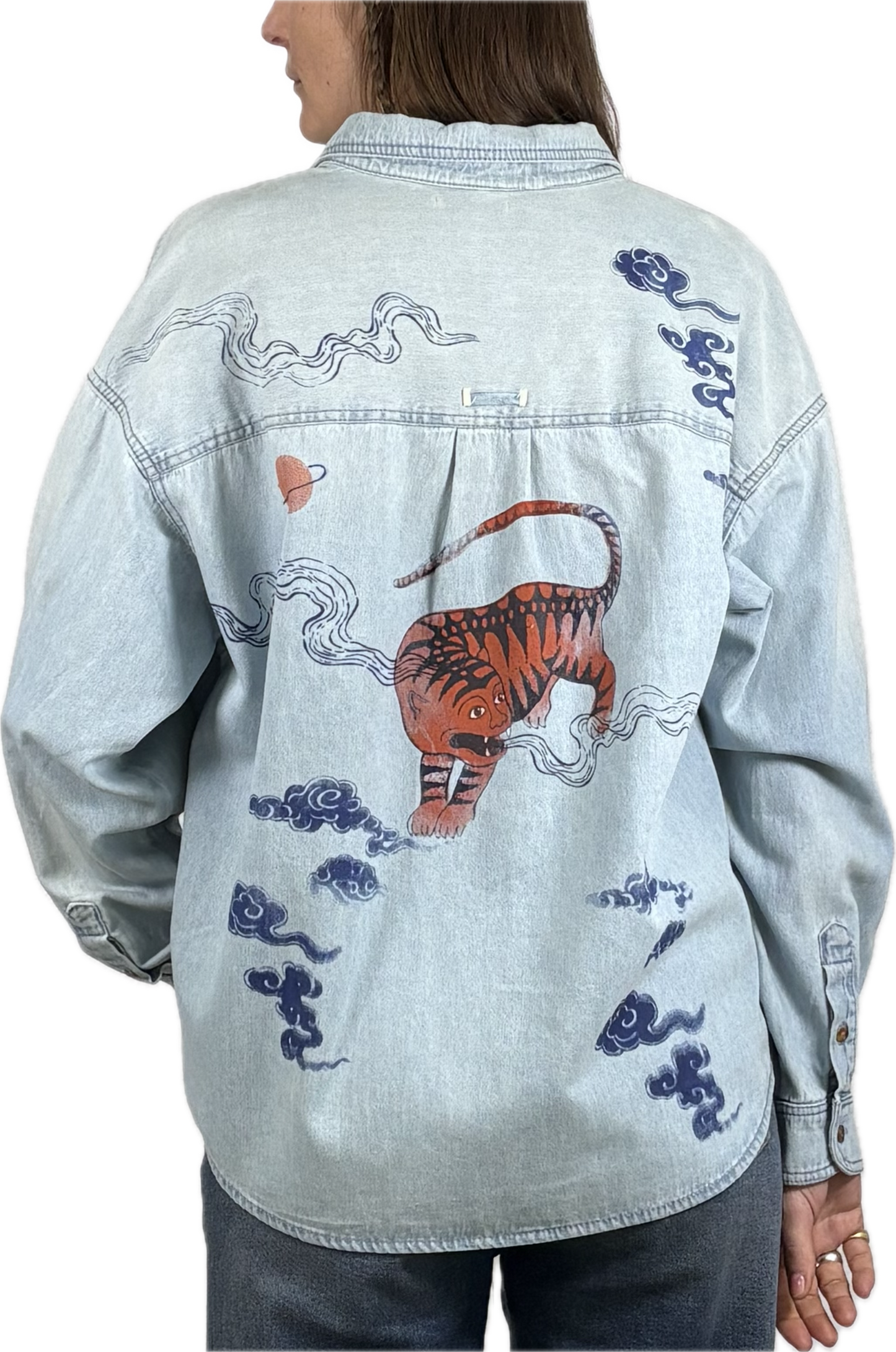 Camicia denim azzurro chiaro upcycled con serigrafie vulcaniche
