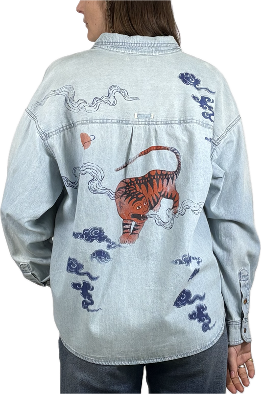 Camicia denim azzurro chiaro upcycled con serigrafie vulcaniche