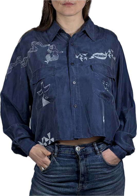 Camicia in seta blu upcycled con serigrafie bianche