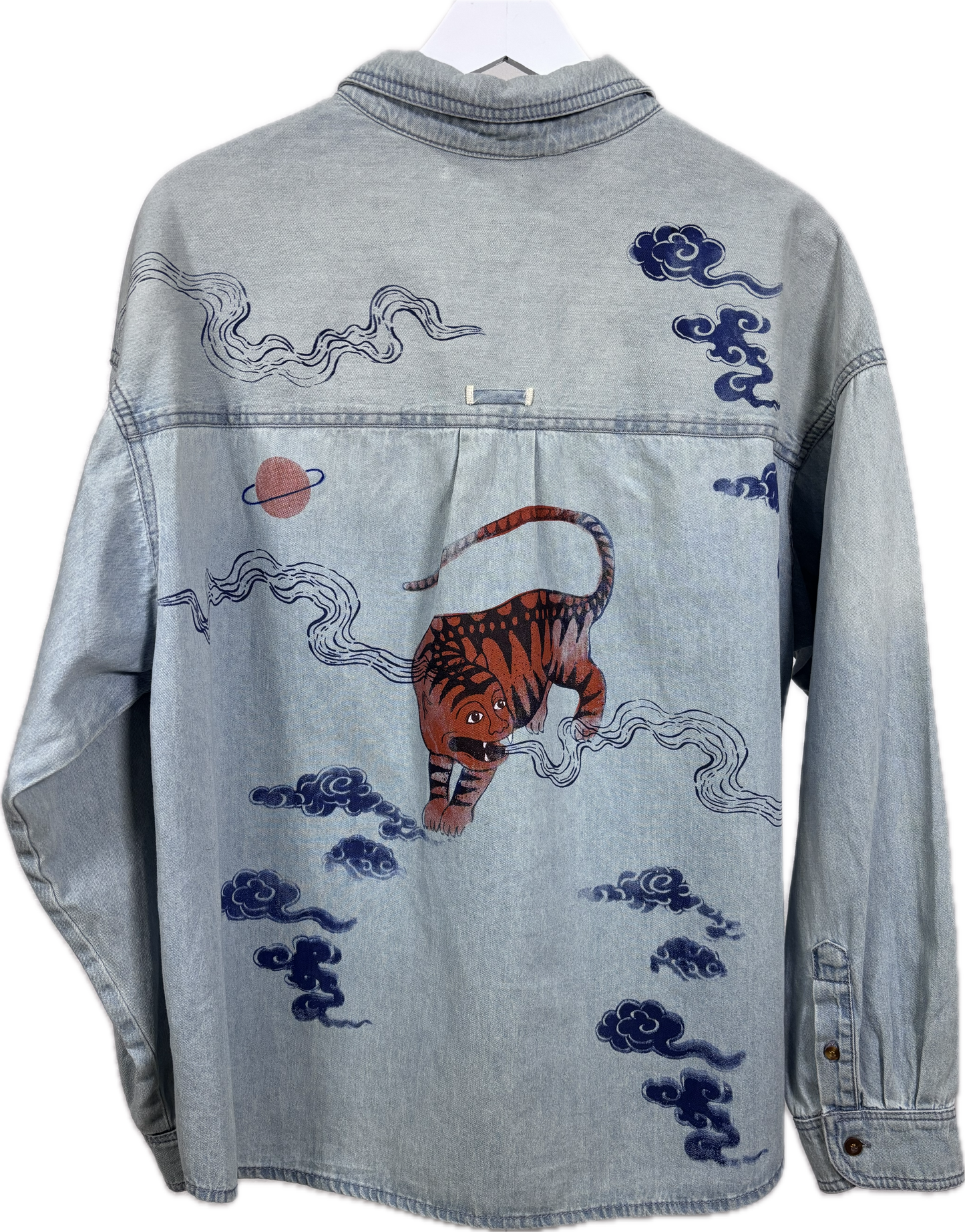 Camicia denim azzurro chiaro upcycled con serigrafie vulcaniche