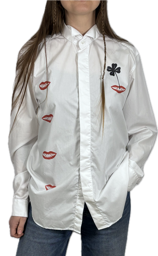 Camicie eleganti bianche upcycling serigrafate con bocche e quadrifogli