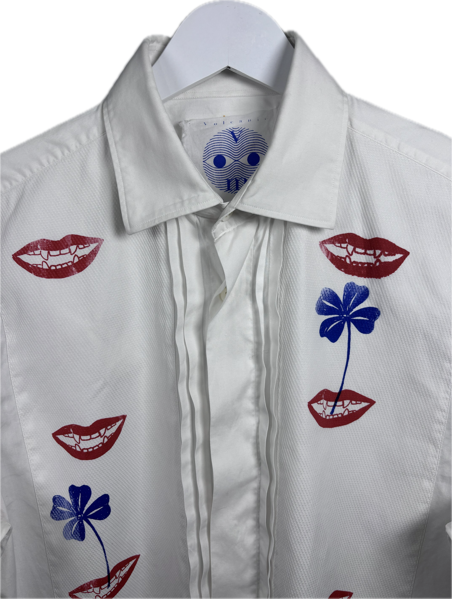 Camicie eleganti bianche upcycling serigrafate con bocche e quadrifogli