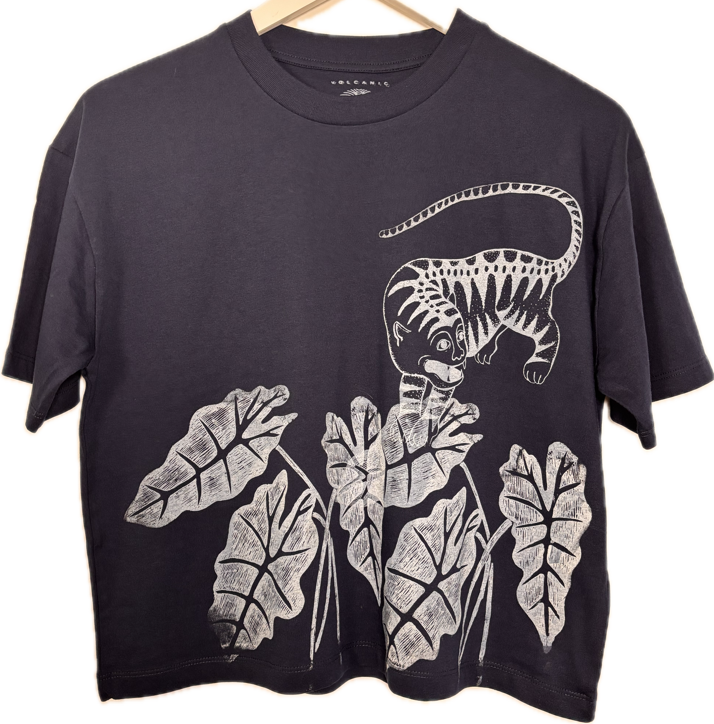 T-shirt taglio boxy serigrafata con tigre e foglie di drosera