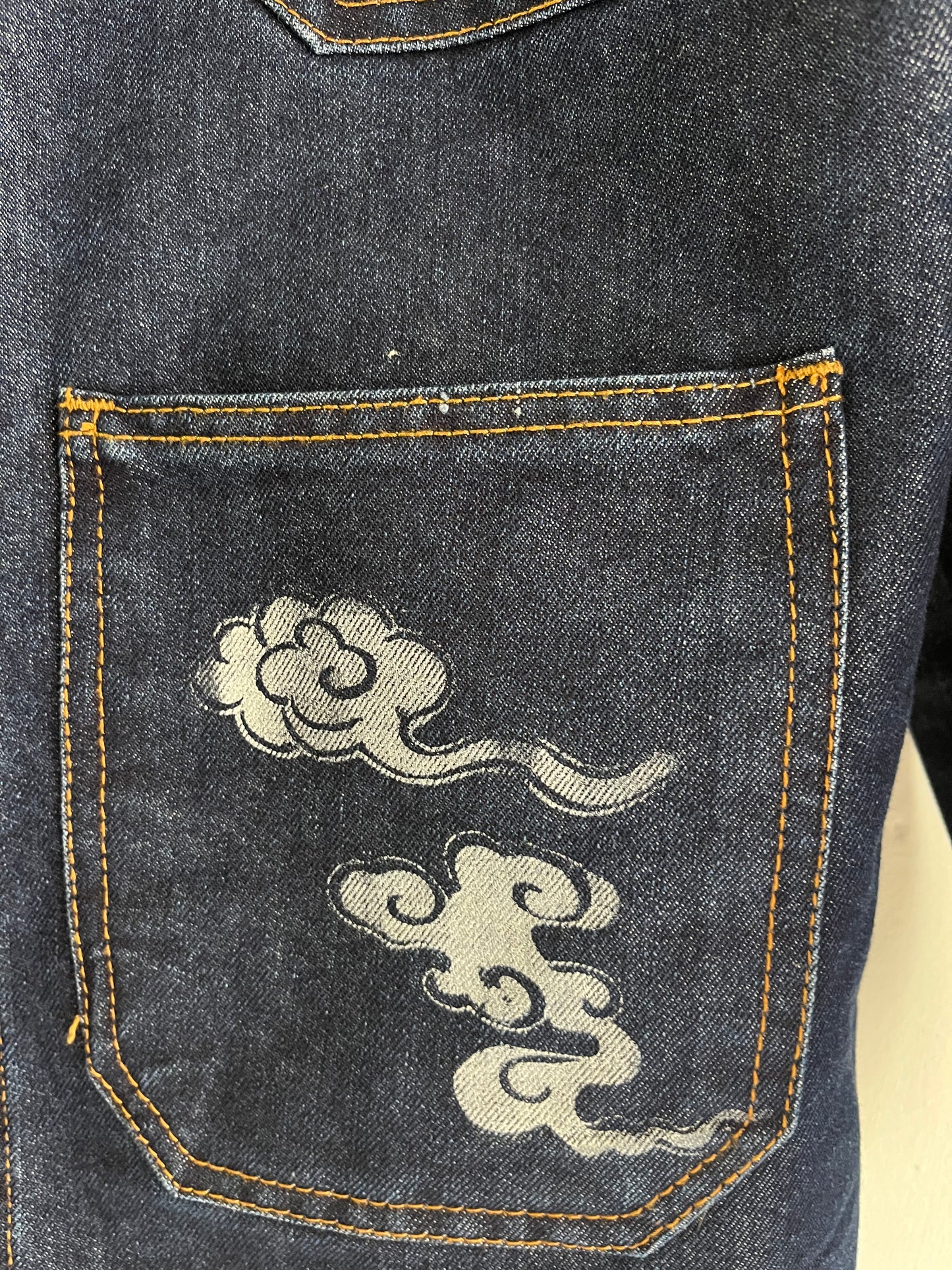 Giacca in denim spesso serigrafata con nuvole e profili