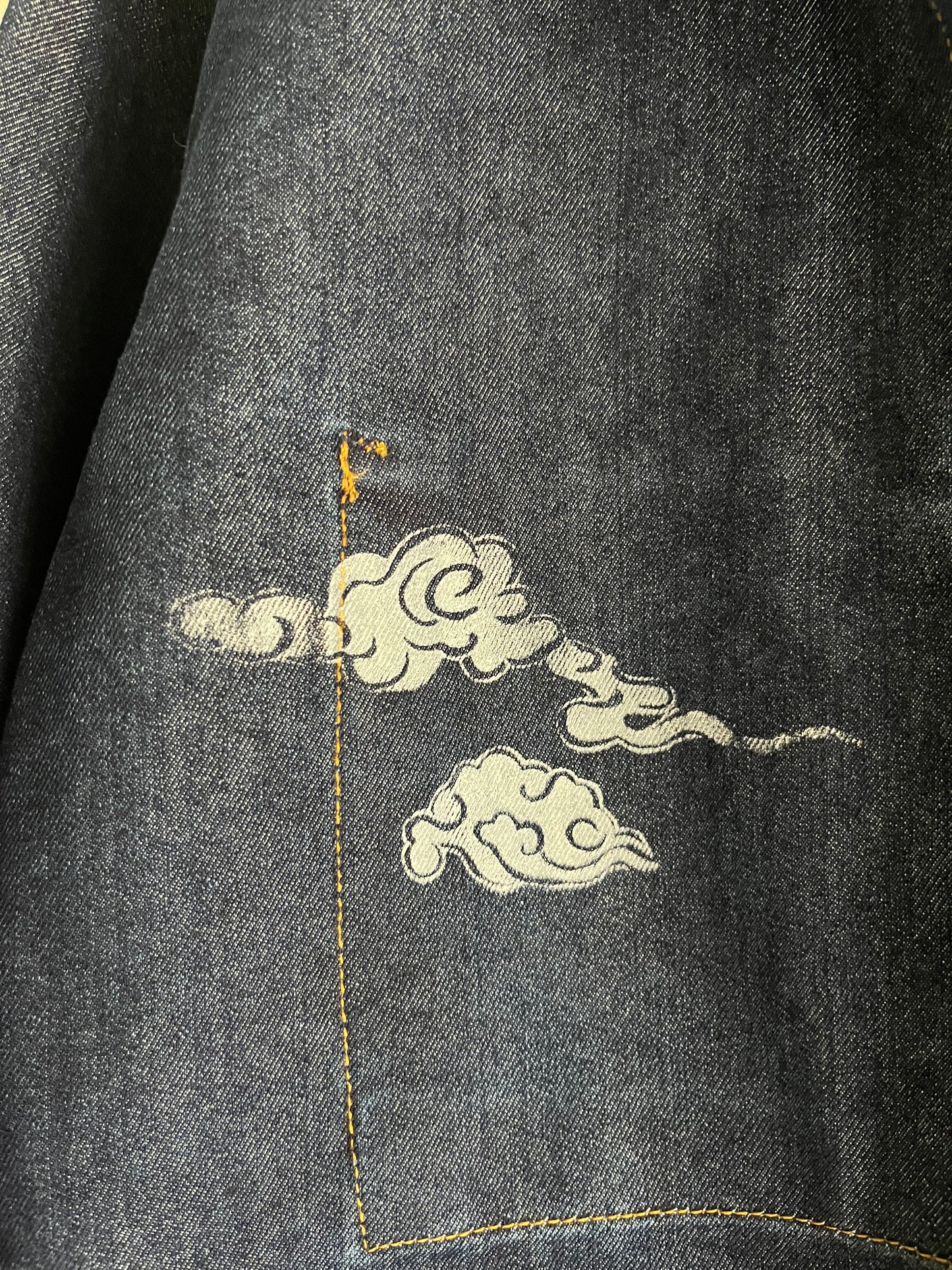 Giacca in denim spesso serigrafata con nuvole e profili