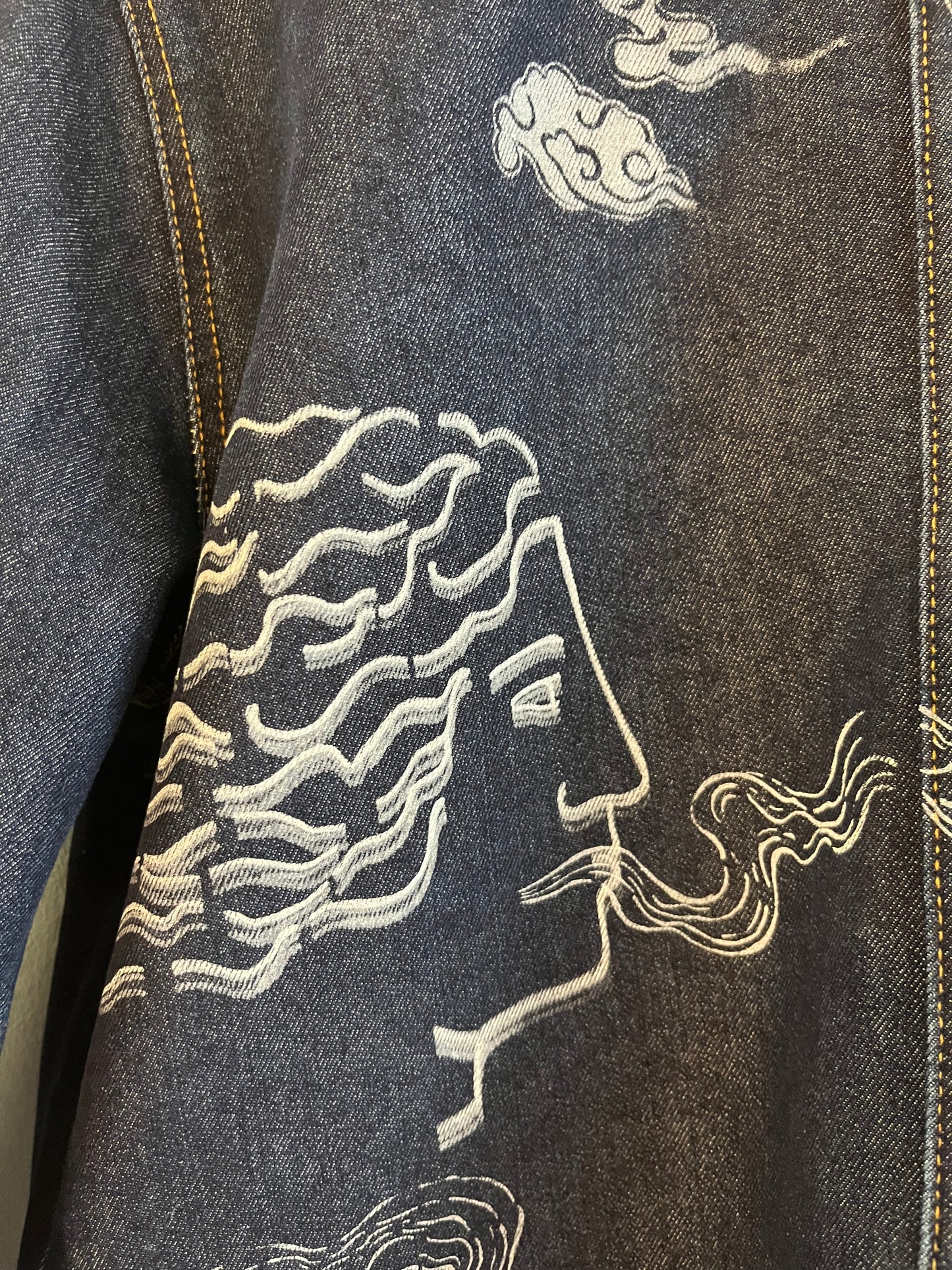 Giacca in denim spesso serigrafata con nuvole e profili