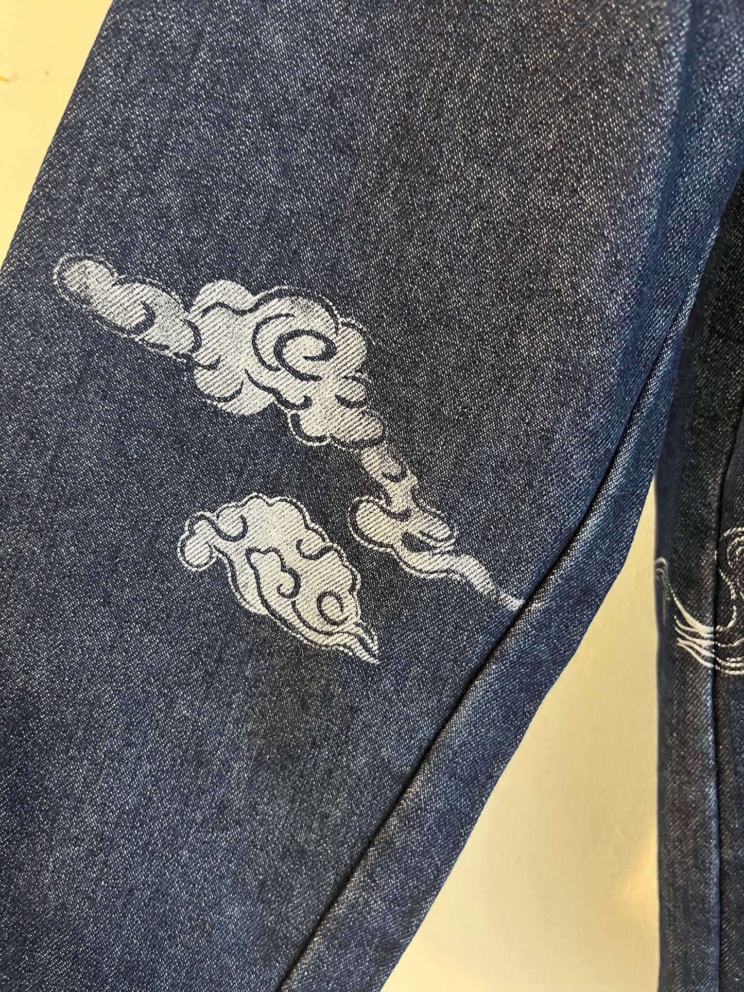 Giacca in denim spesso serigrafata con nuvole e profili