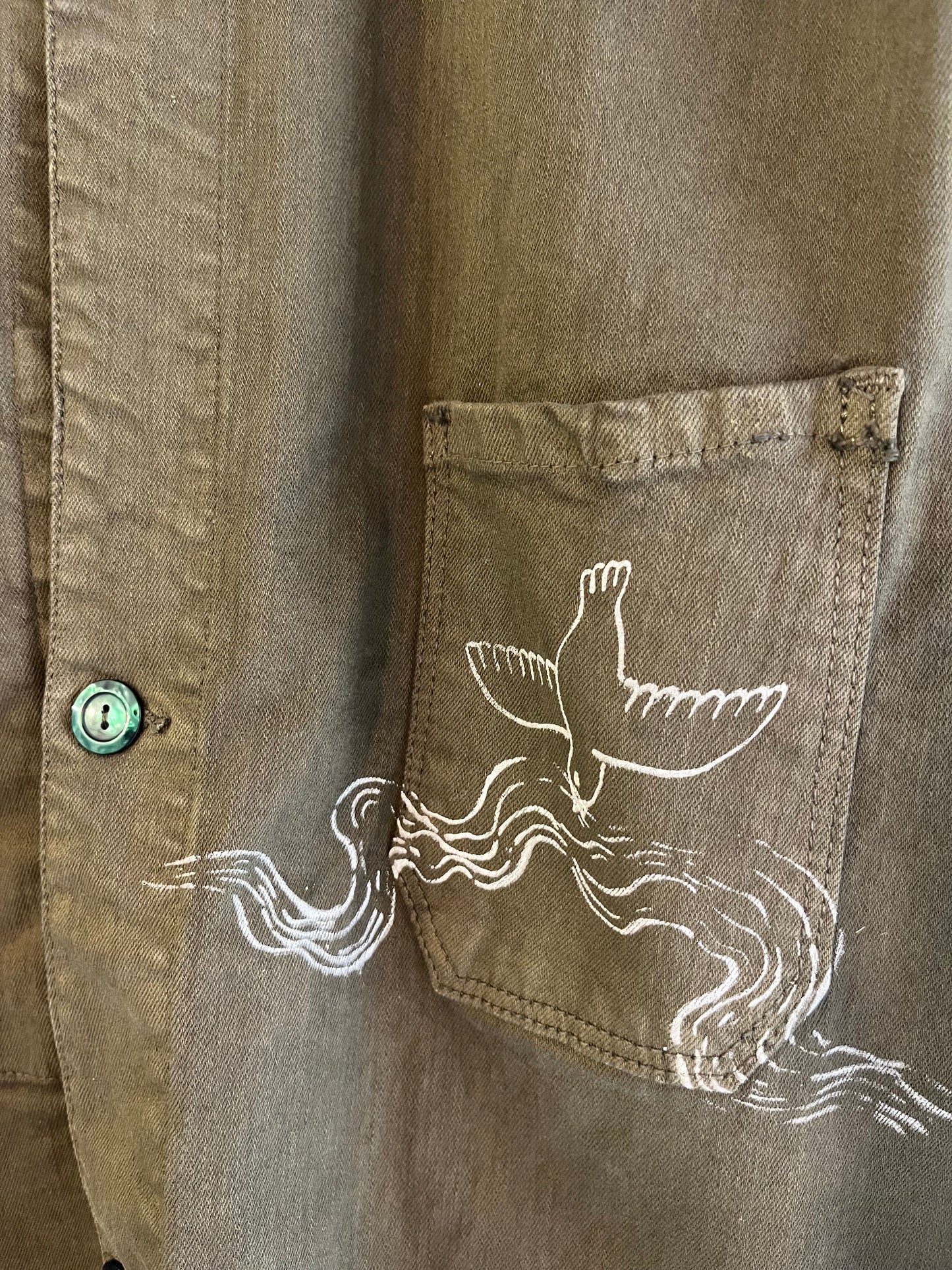 giacca spessa verde oliva serigrafata con dragoni e nuvole