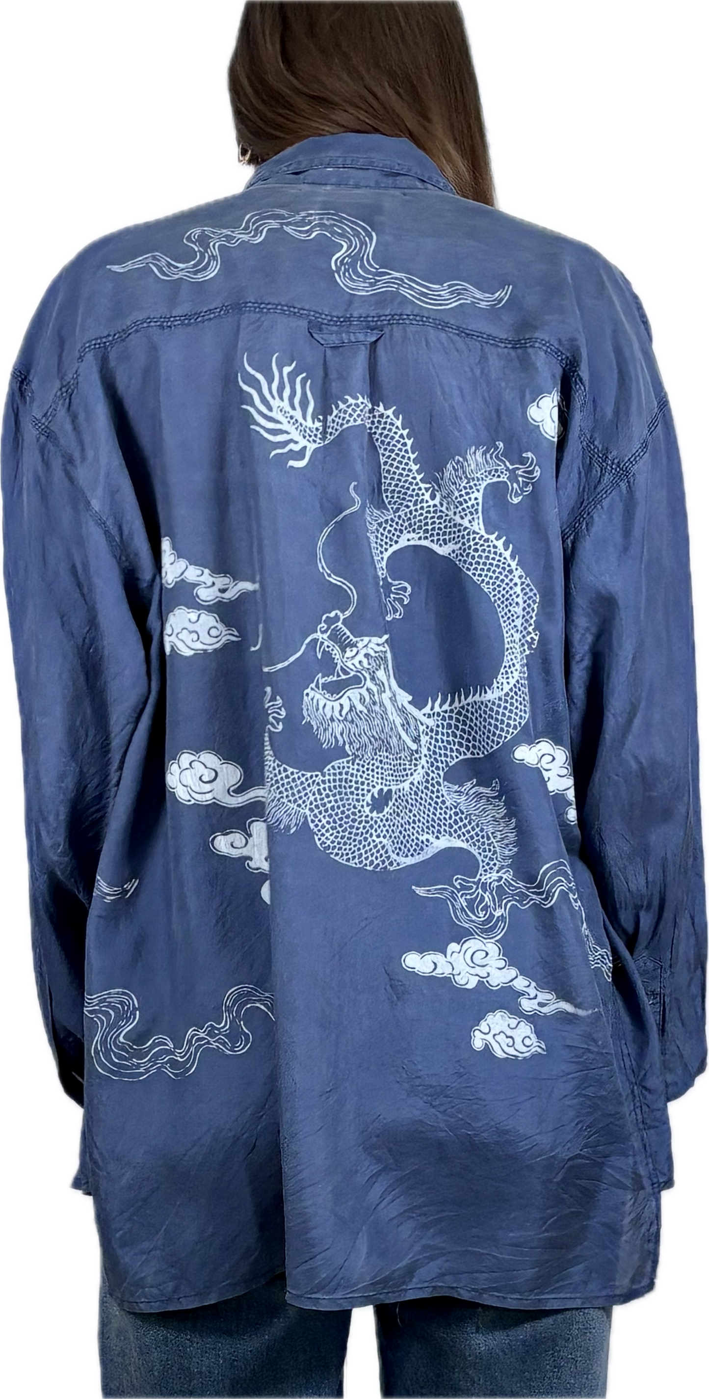 Camicia in seta blu upcycled con serigrafie bianche