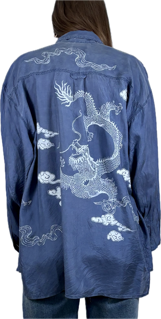 Camicia in seta blu upcycled con serigrafie bianche