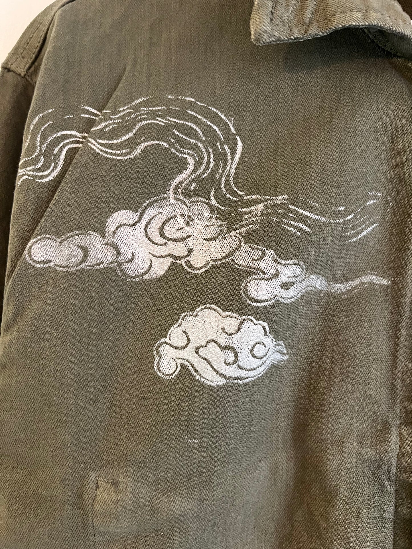 giacca spessa verde oliva serigrafata con dragoni e nuvole