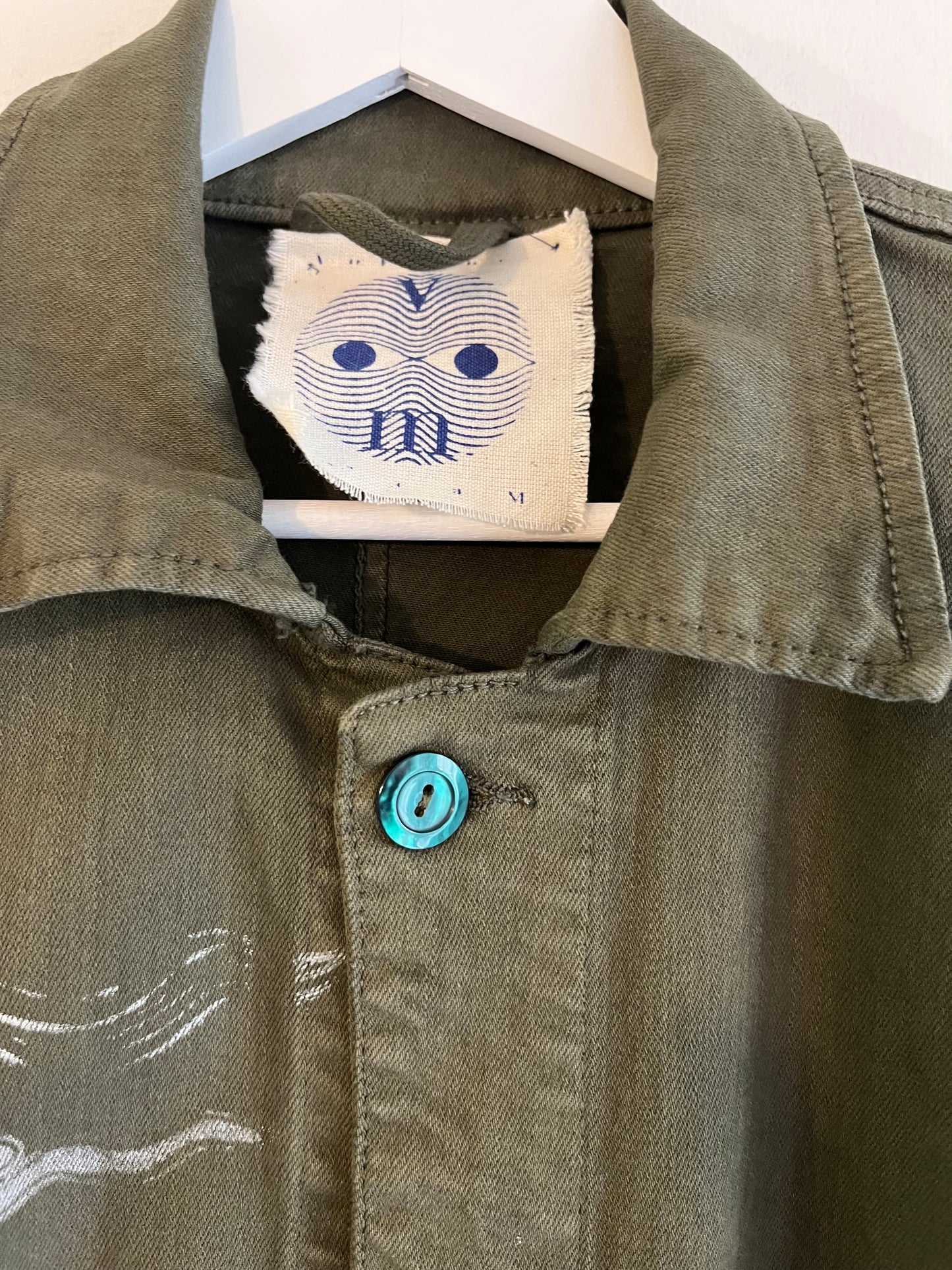 giacca spessa verde oliva serigrafata con dragoni e nuvole