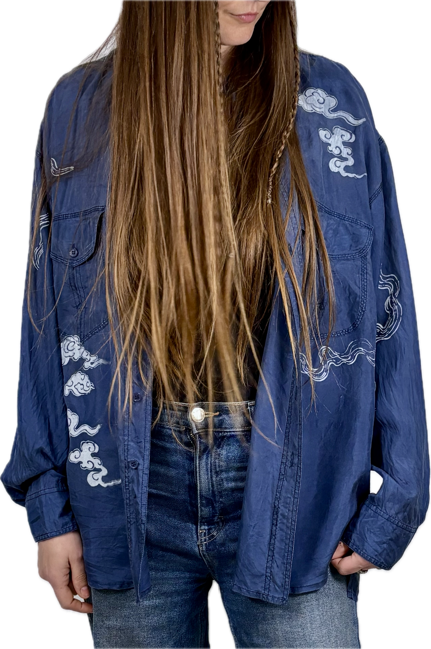 Camicia in seta blu upcycled con serigrafie bianche