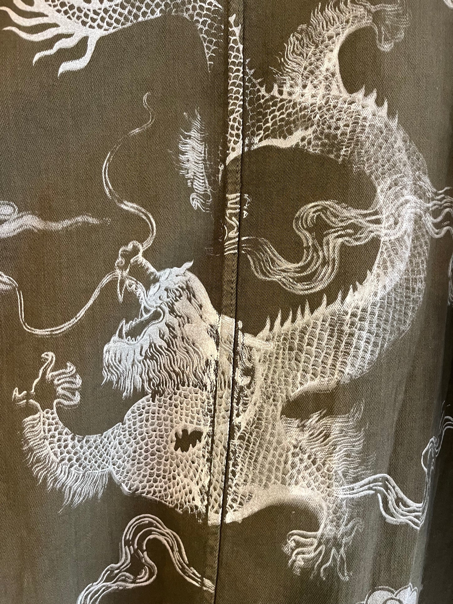 giacca spessa verde oliva serigrafata con dragoni e nuvole