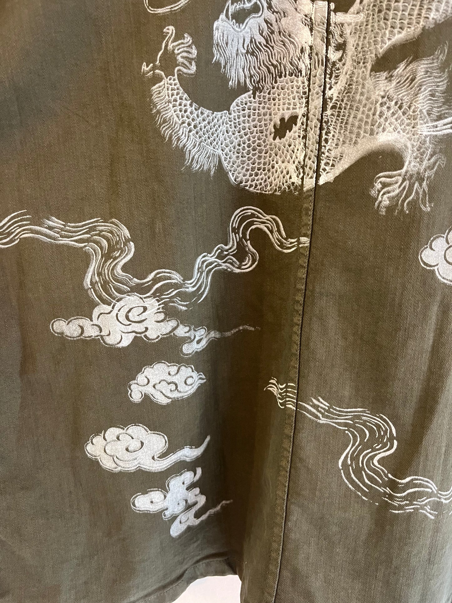 giacca spessa verde oliva serigrafata con dragoni e nuvole