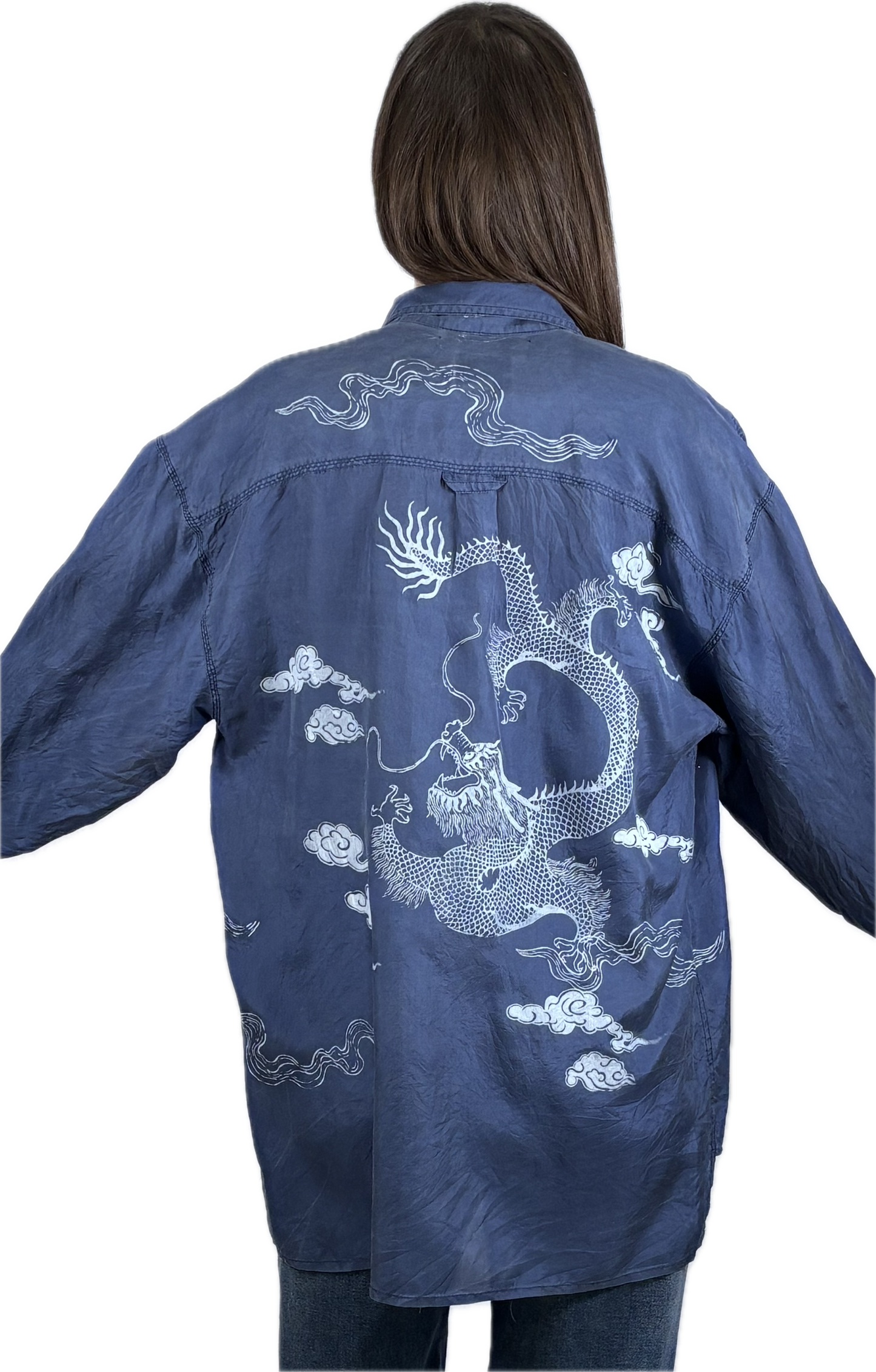 Camicia in seta blu upcycled con serigrafie bianche