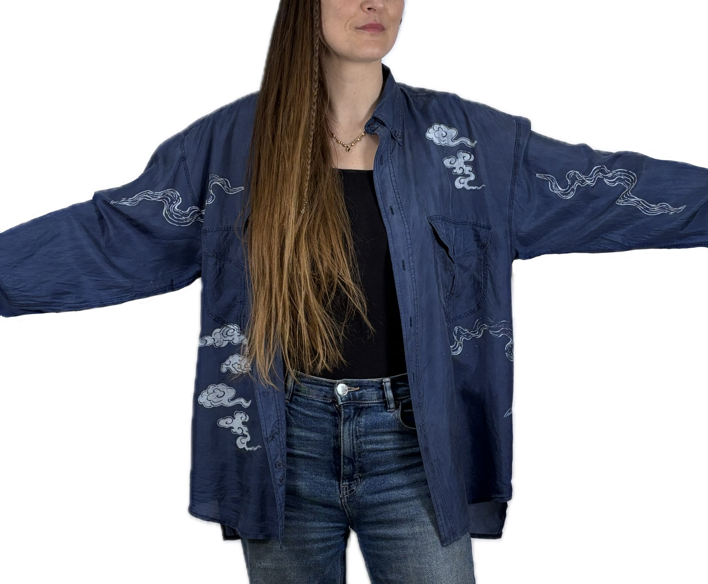 Camicia in seta blu upcycled con serigrafie bianche