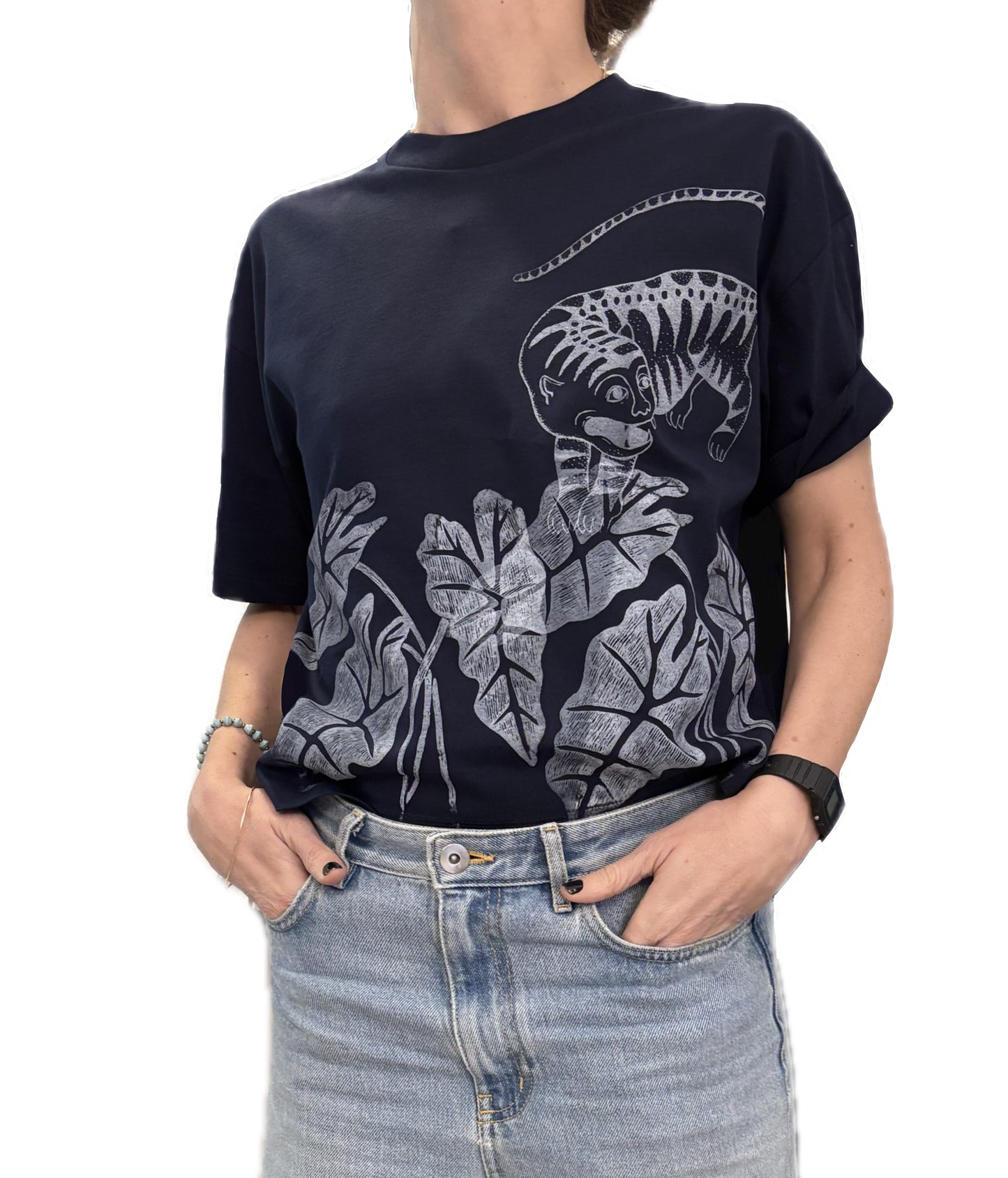 T-shirt taglio boxy serigrafata con tigre e foglie di drosera