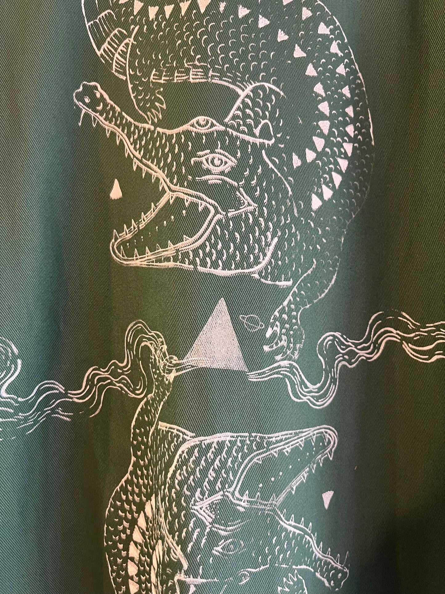 shacket verde bosco con coccodrilli bianchi