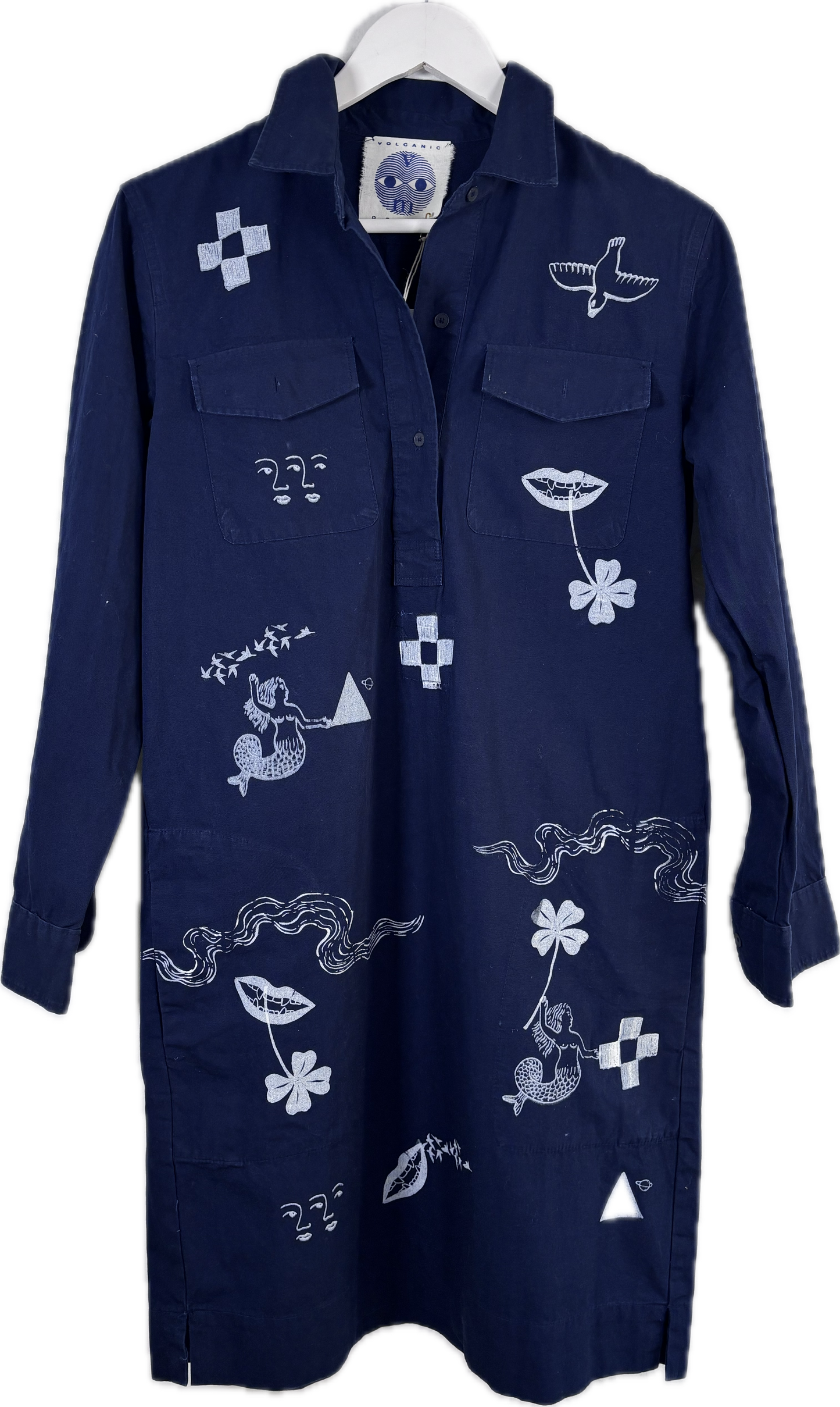 Vestito in cotone blu upcycled con serigrafie vulcaniche bianche