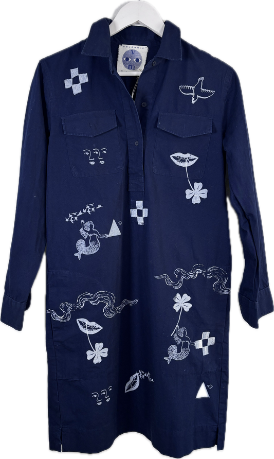 Vestito in cotone blu upcycled con serigrafie vulcaniche bianche