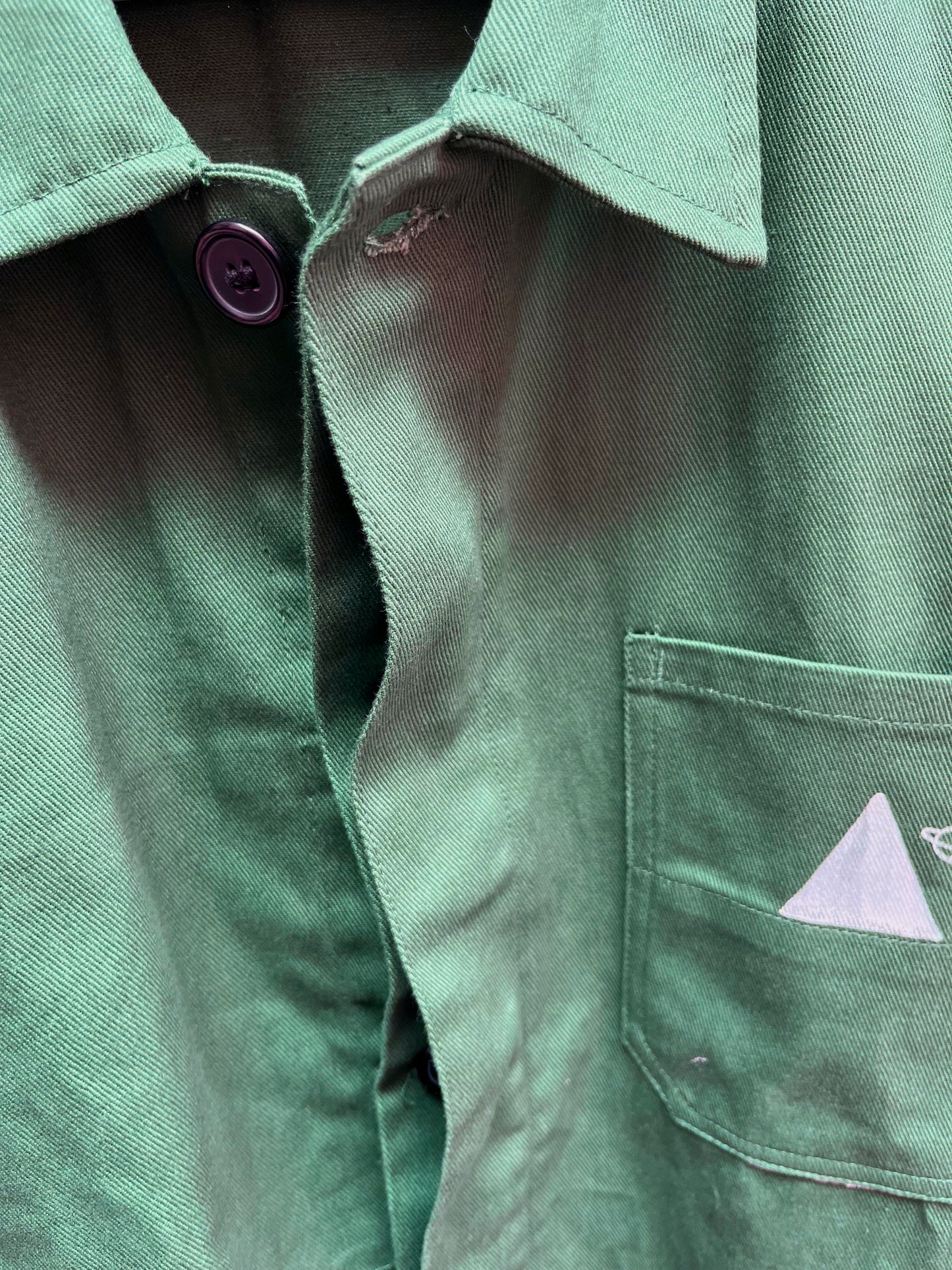 shacket verde bosco con coccodrilli bianchi