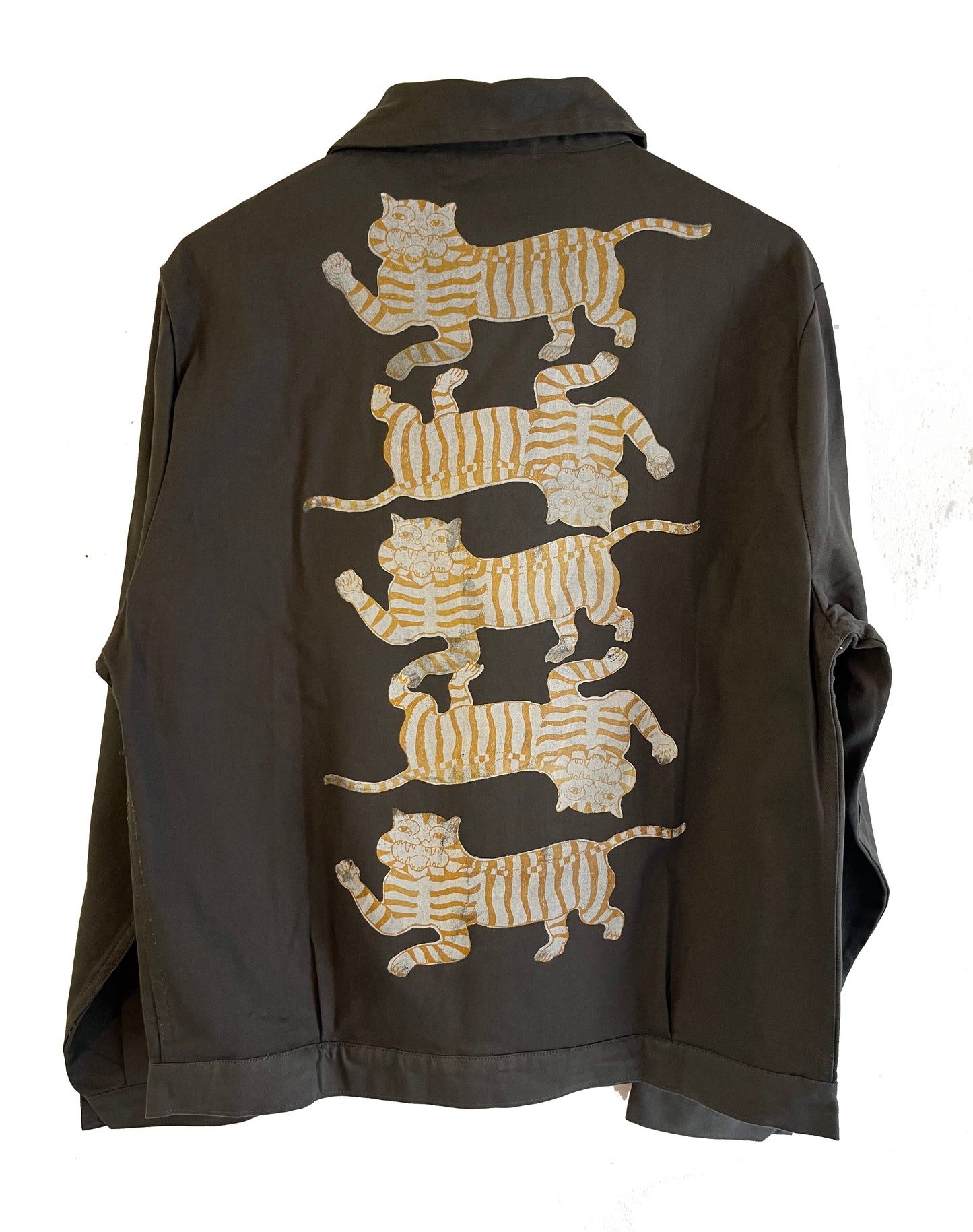 shacket grigio antracite serigrafata con tigri senape