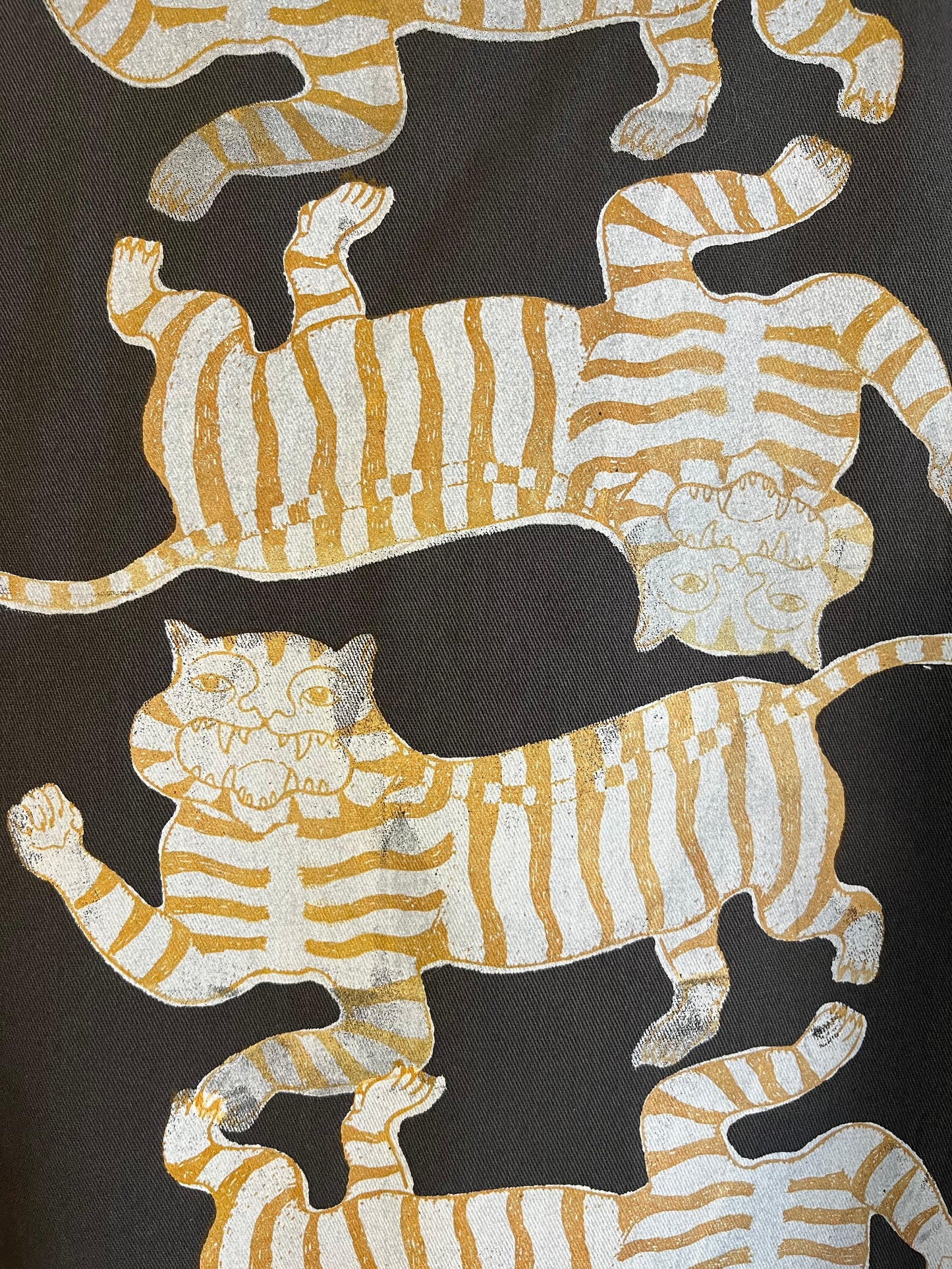 shacket grigio antracite serigrafata con tigri senape