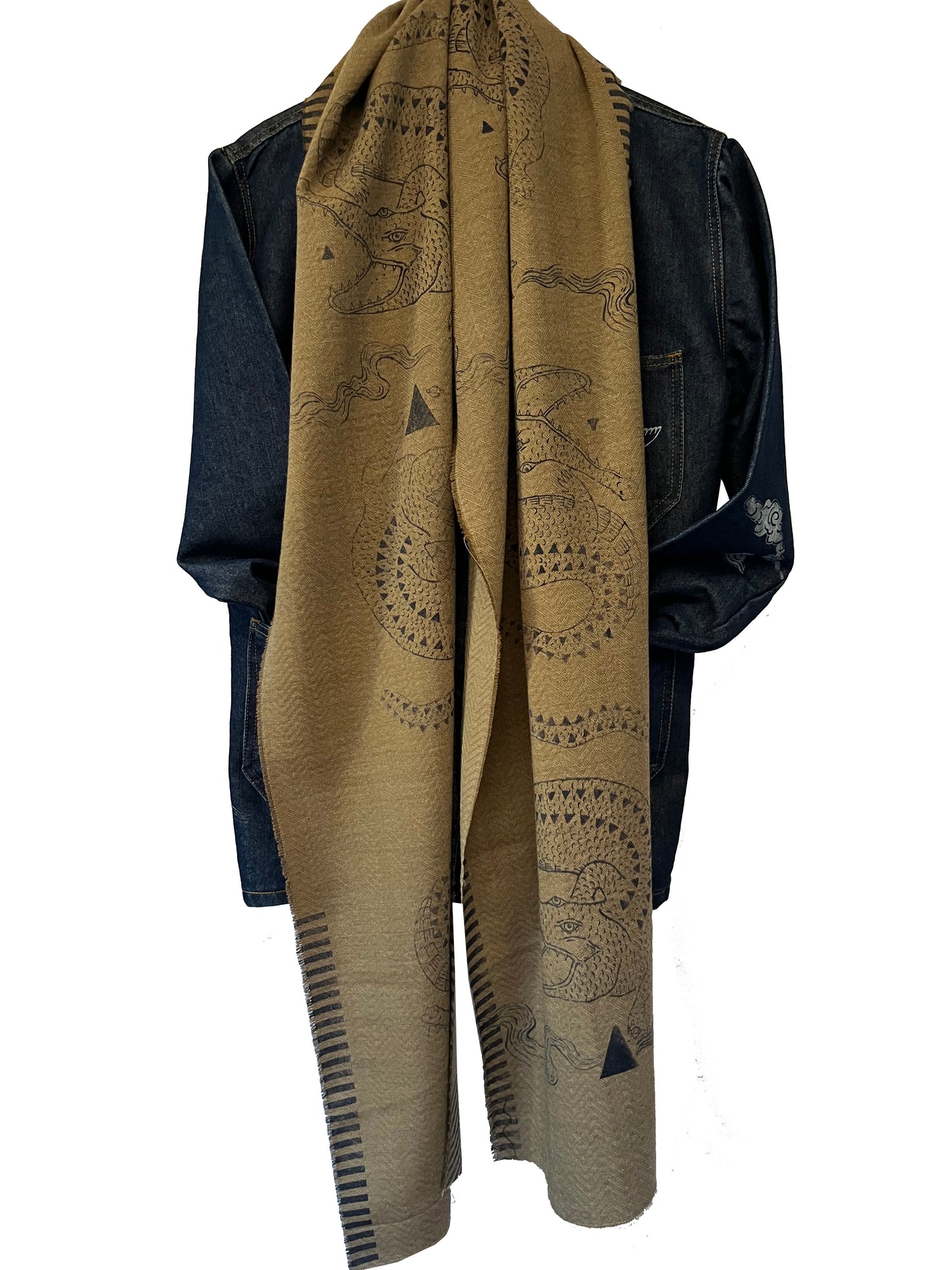 sciarponi in lana deadstock color cammello serigrafati con disegni vulcanici