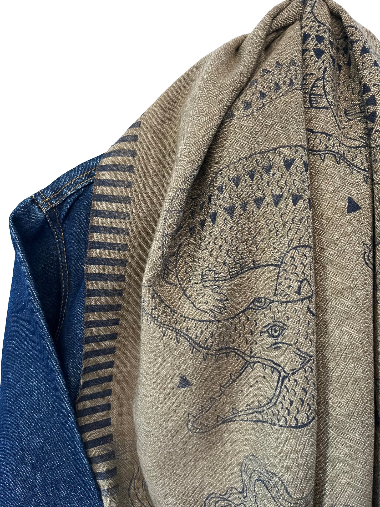 sciarponi in lana deadstock color cammello serigrafati con disegni vulcanici