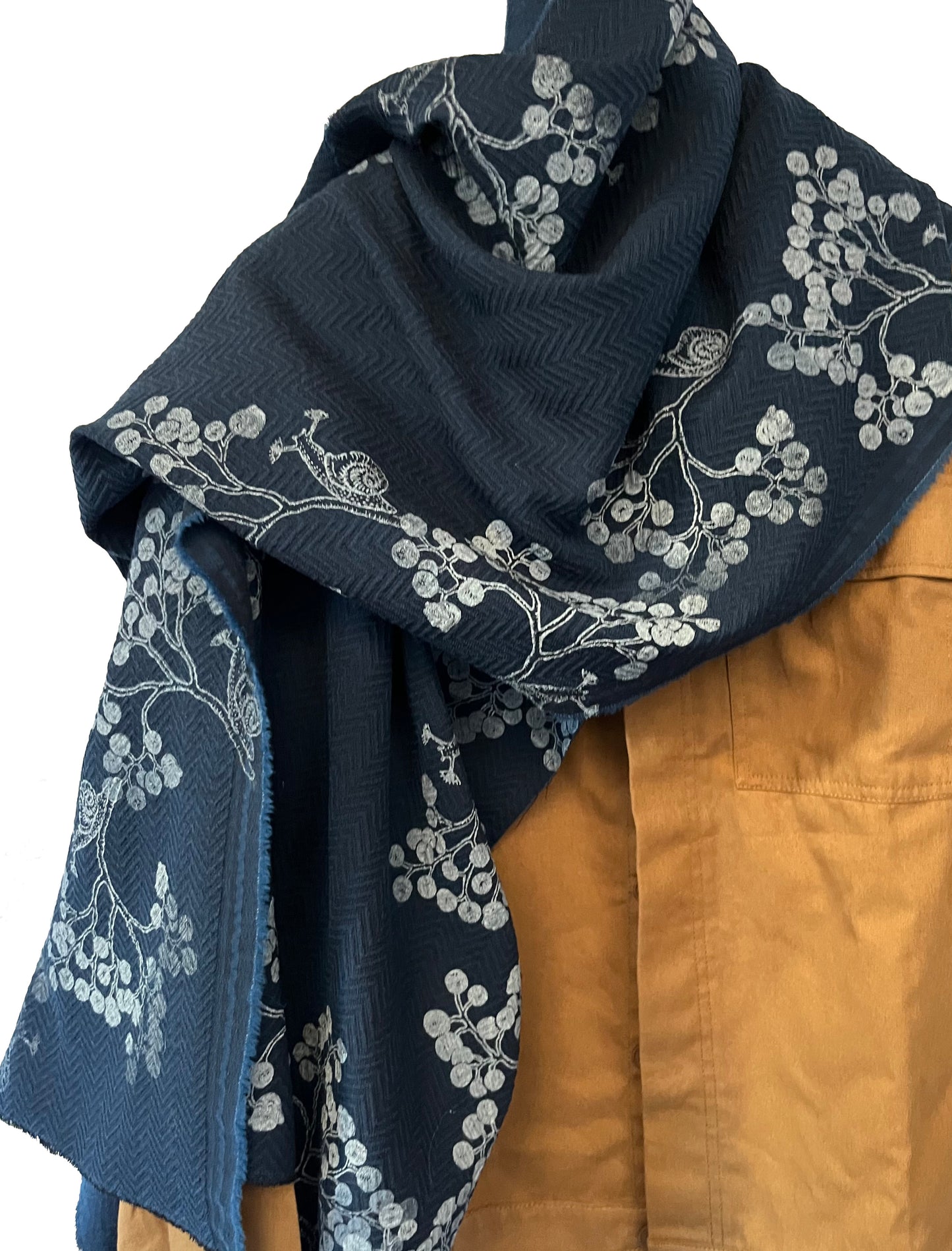 sciarponi in lana deadstock blu serigrafati con disegni vulcanici