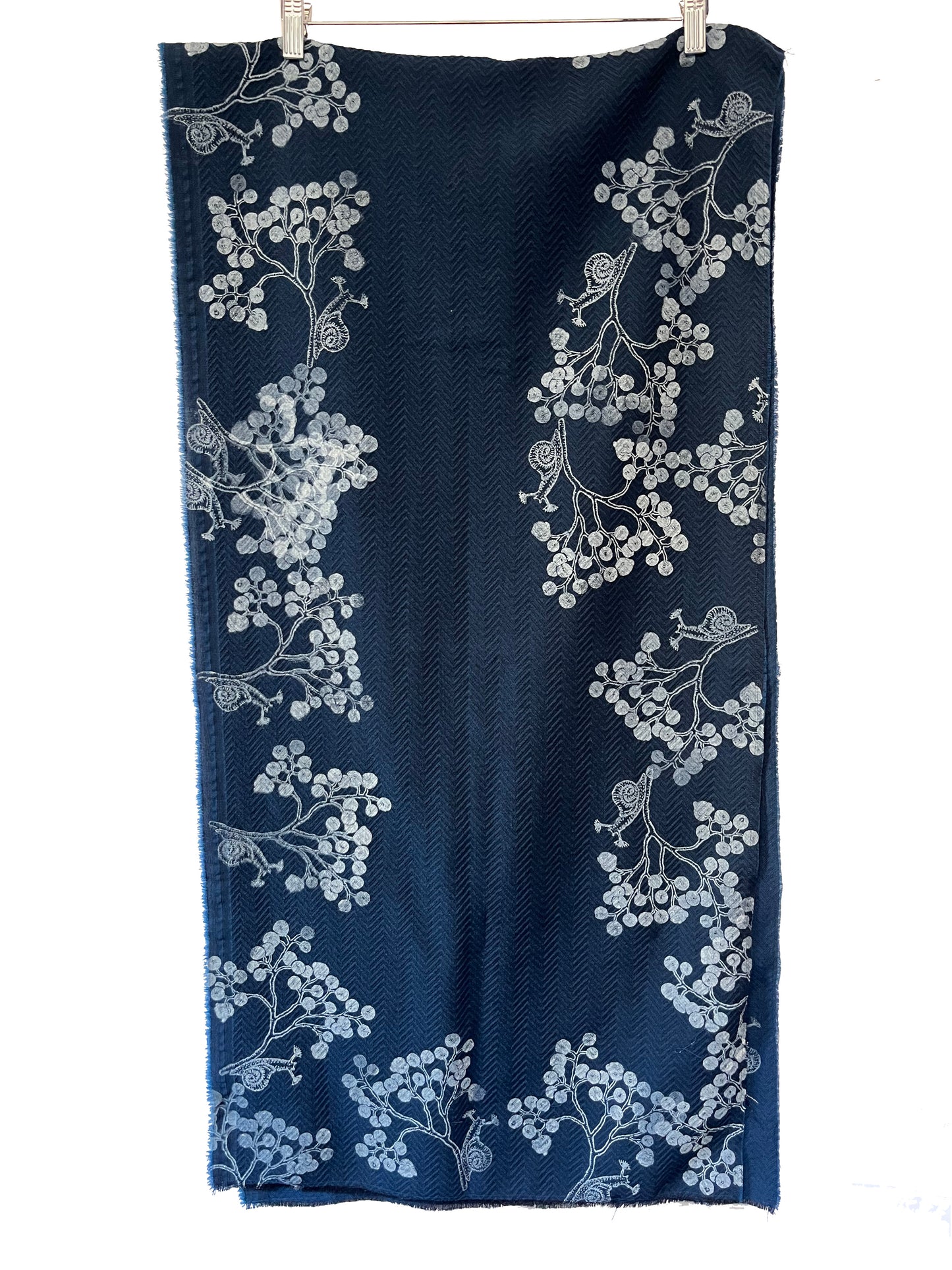 sciarponi in lana deadstock blu serigrafati con disegni vulcanici