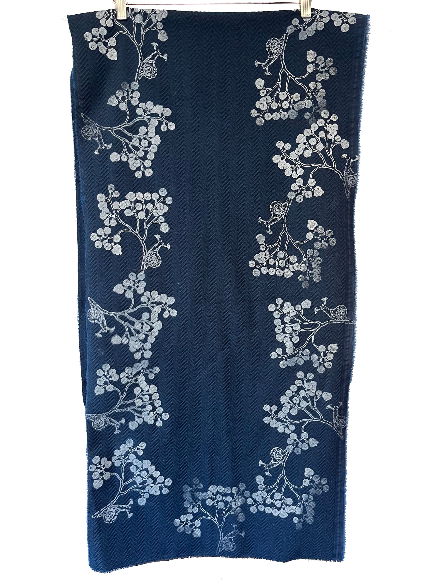 sciarponi in lana deadstock blu serigrafati con disegni vulcanici