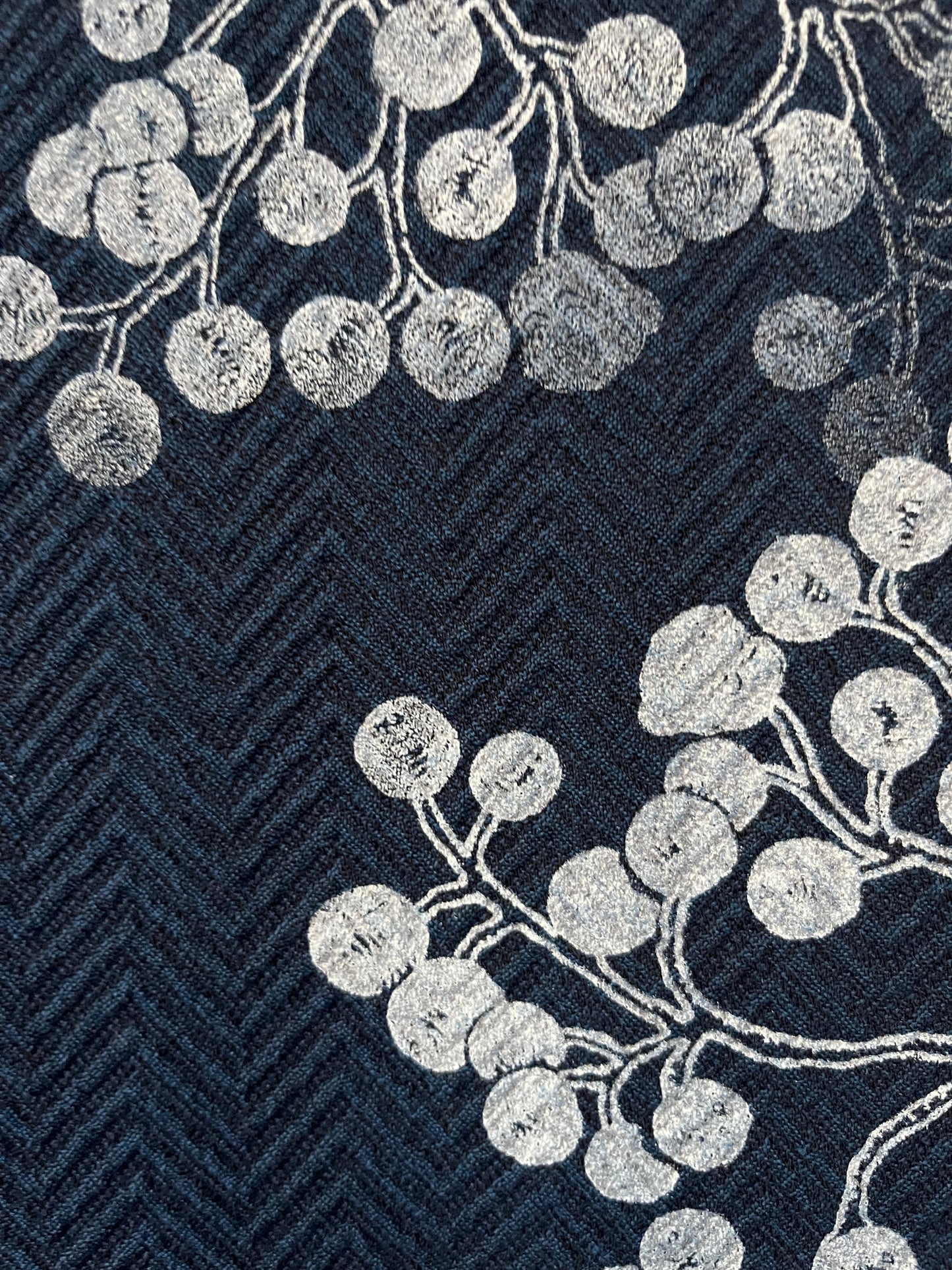 sciarponi in lana deadstock blu serigrafati con disegni vulcanici