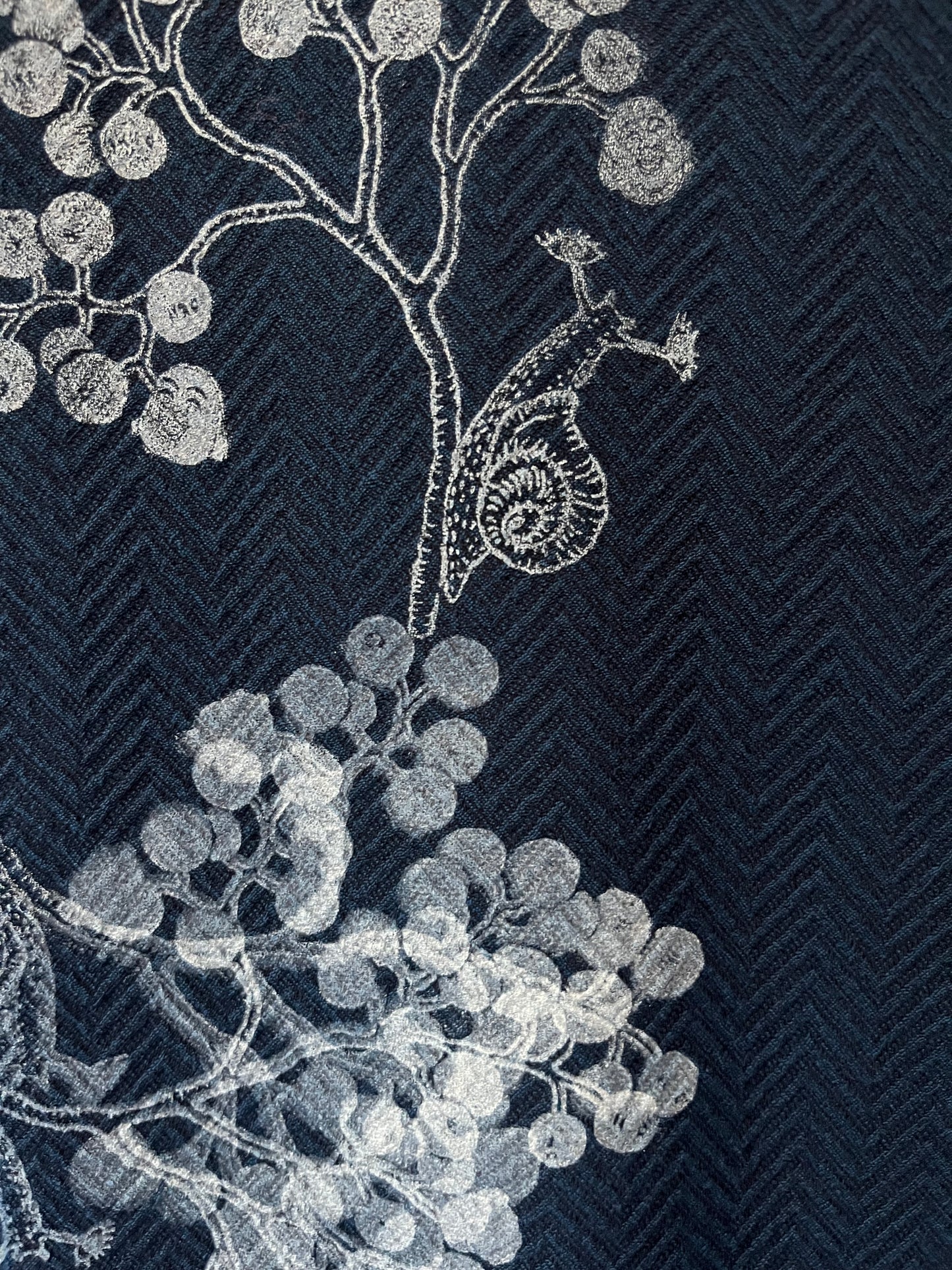 sciarponi in lana deadstock blu serigrafati con disegni vulcanici