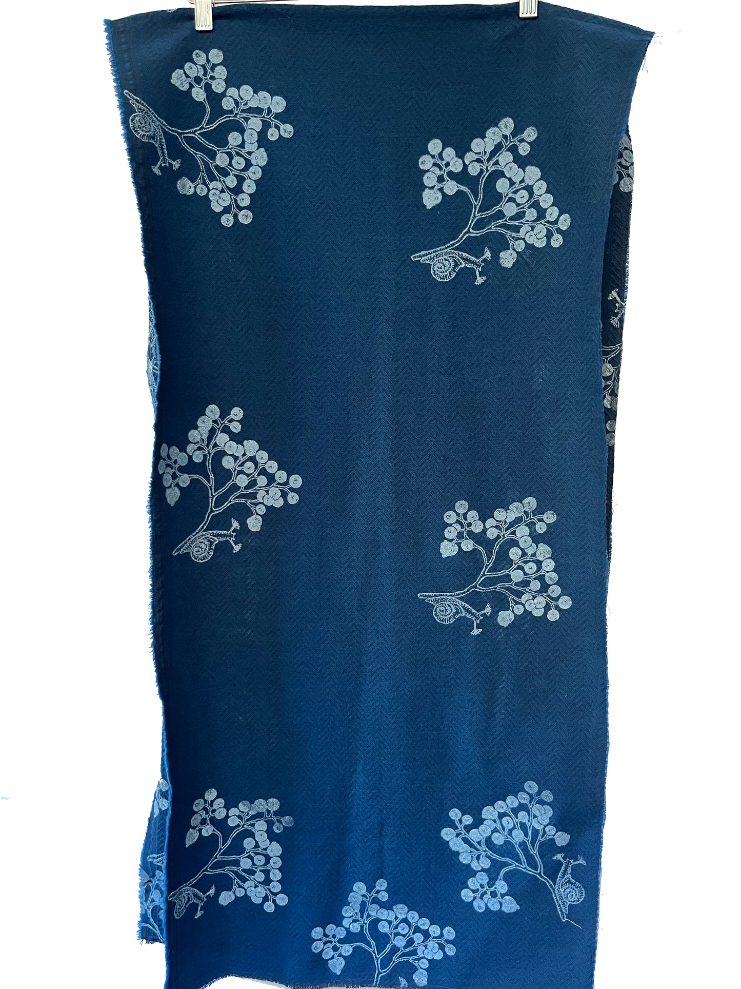 sciarponi in lana deadstock blu serigrafati con disegni vulcanici