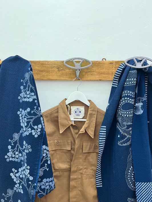 sciarponi in lana deadstock blu serigrafati con disegni vulcanici