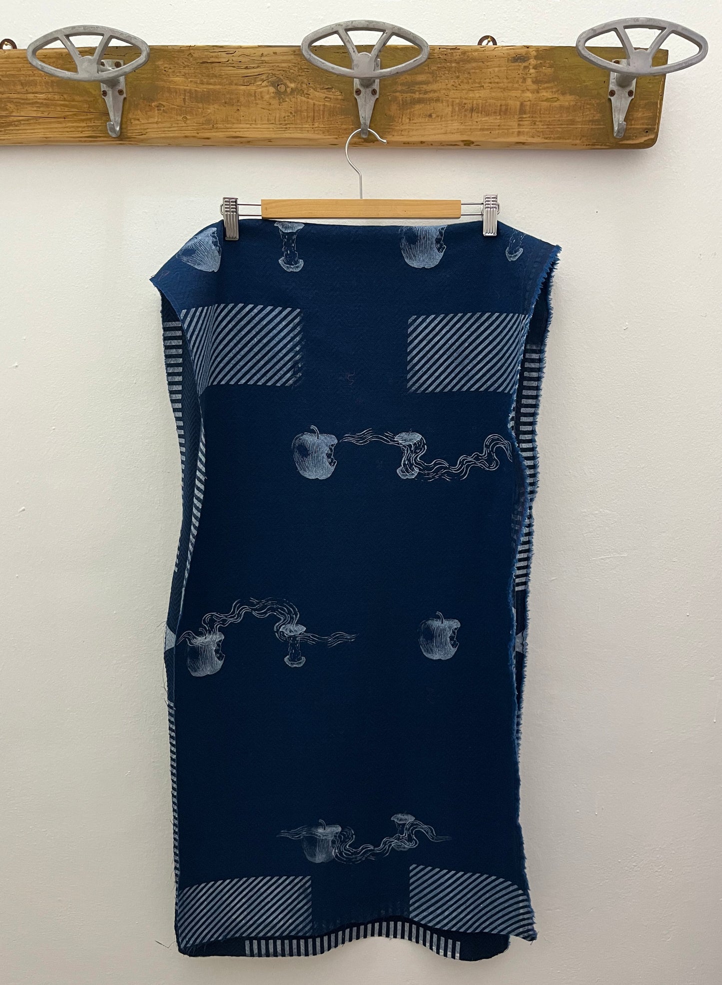 sciarponi in lana deadstock blu serigrafati con disegni vulcanici