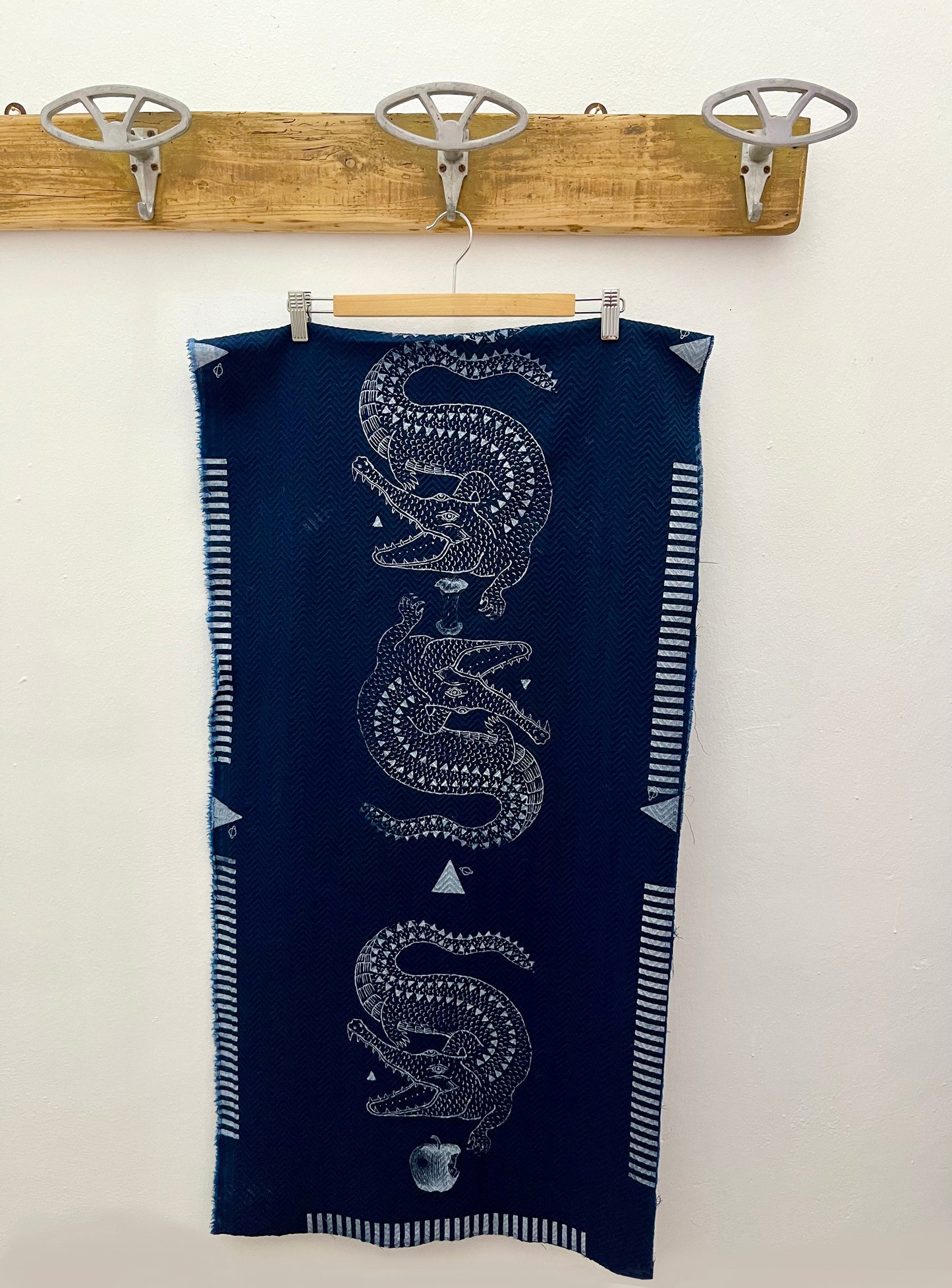 sciarponi in lana deadstock blu serigrafati con disegni vulcanici