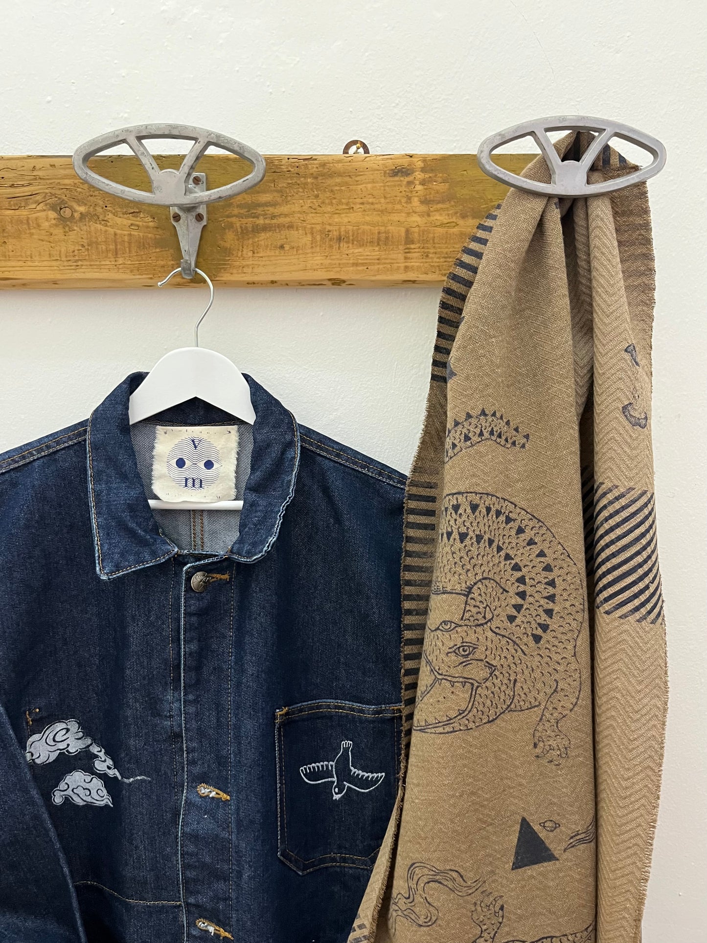 sciarponi in lana deadstock color cammello serigrafati con disegni vulcanici