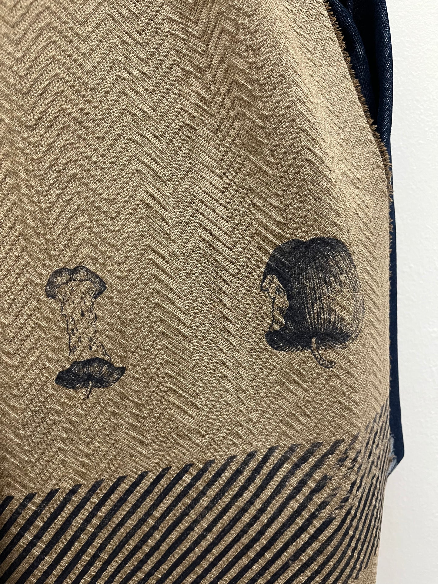 sciarponi in lana deadstock color cammello serigrafati con disegni vulcanici