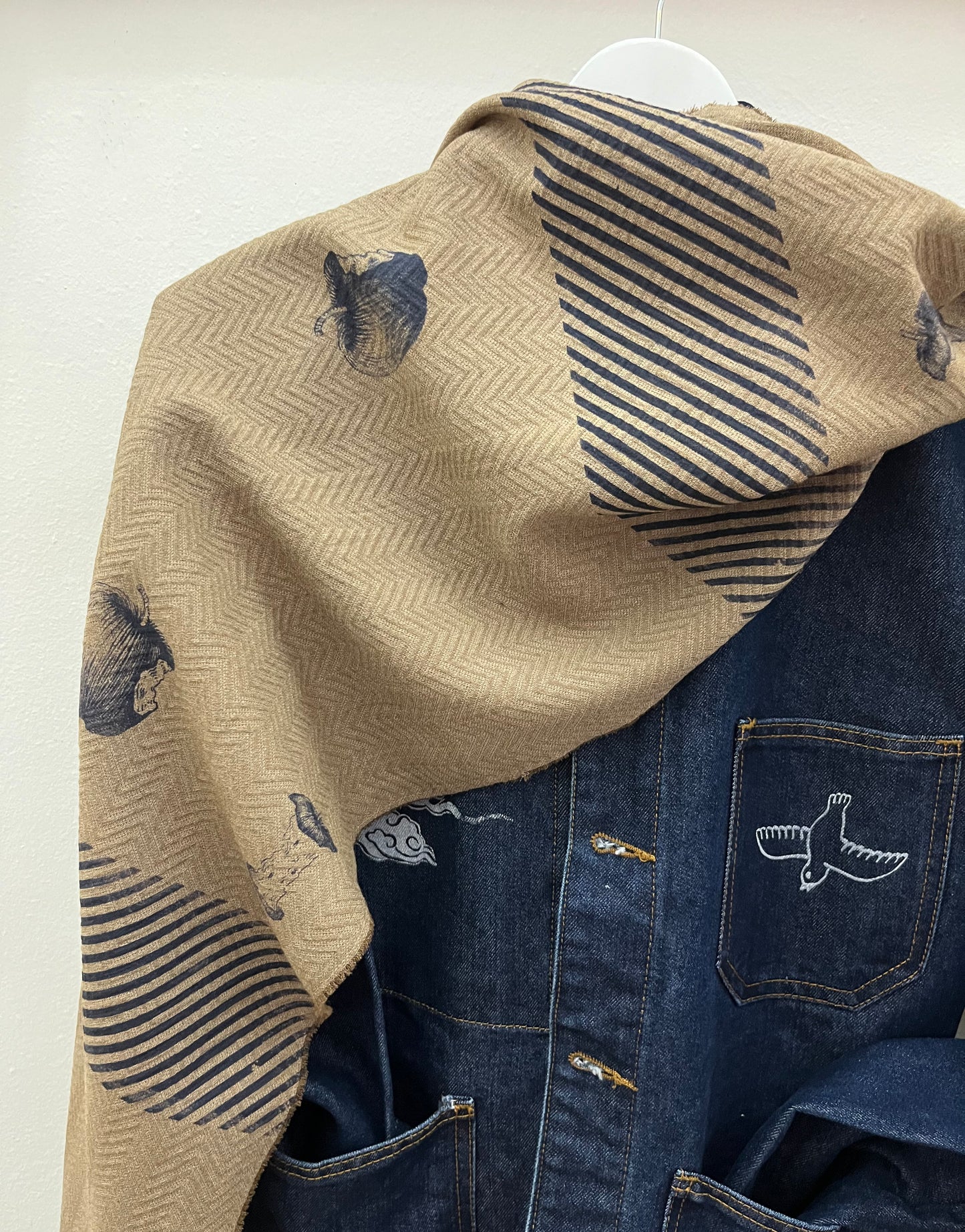 sciarponi in lana deadstock color cammello serigrafati con disegni vulcanici