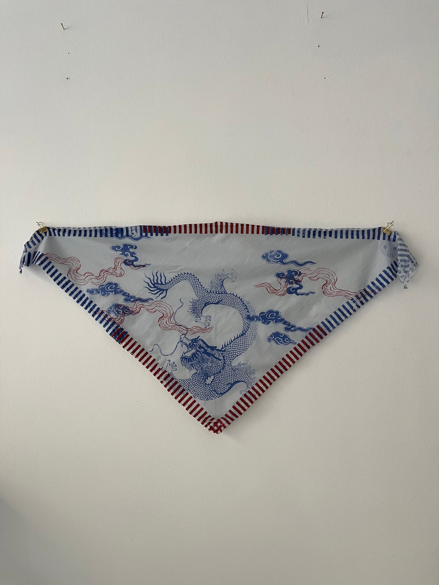 foulard bandana azzurro polvere con dragoni, nuvole e righe serigrafato a mano