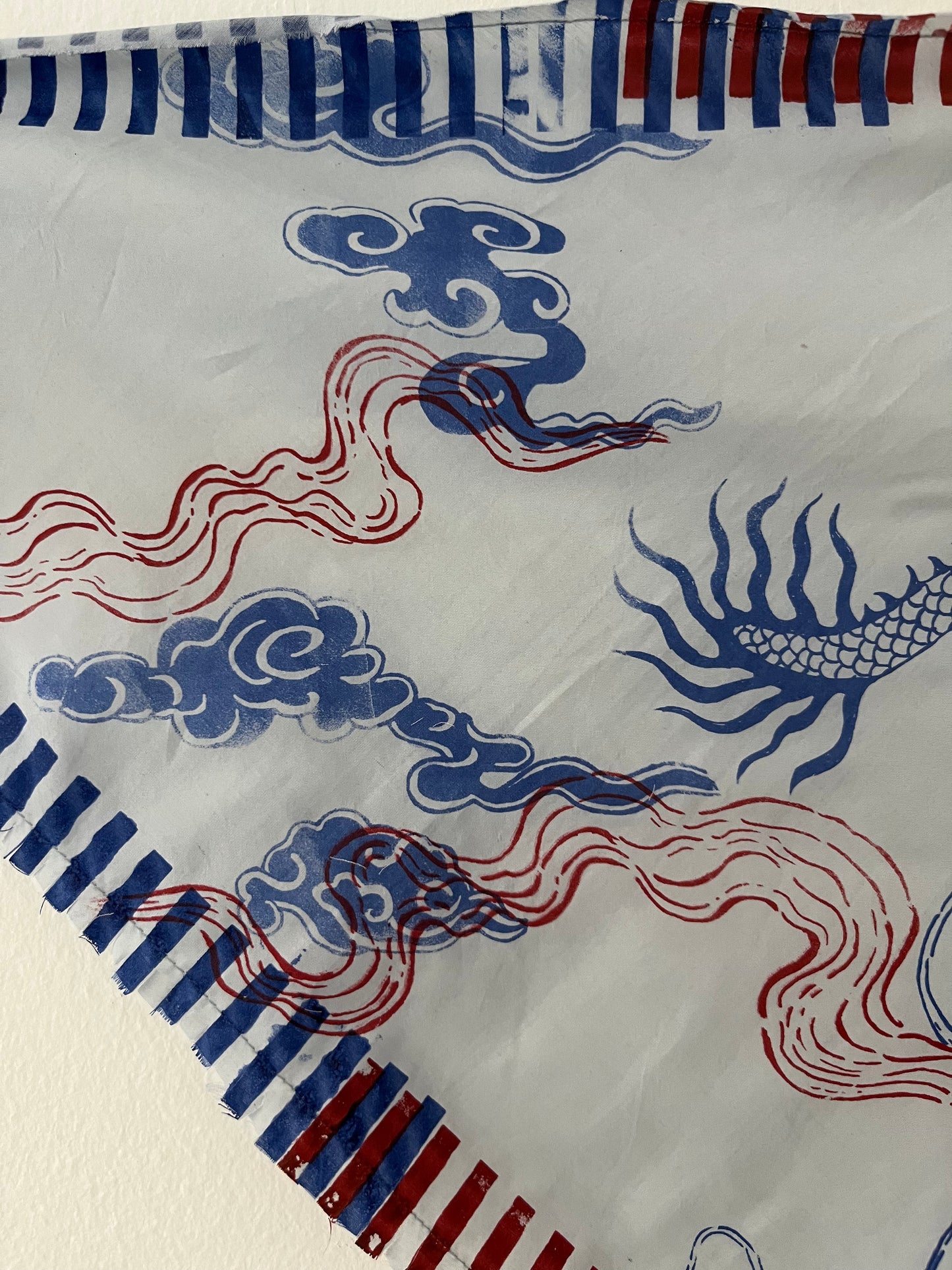 foulard bandana azzurro polvere con dragoni, nuvole e righe serigrafato a mano