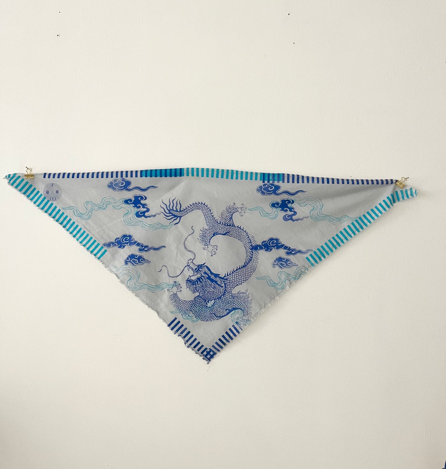 foulard bandana azzurro polvere con dragoni, nuvole e righe serigrafato a mano