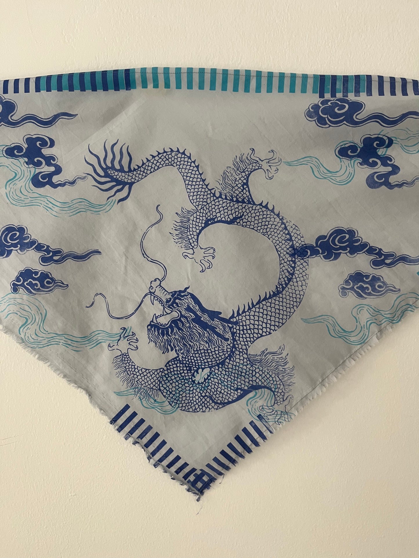 foulard bandana azzurro polvere con dragoni, nuvole e righe serigrafato a mano