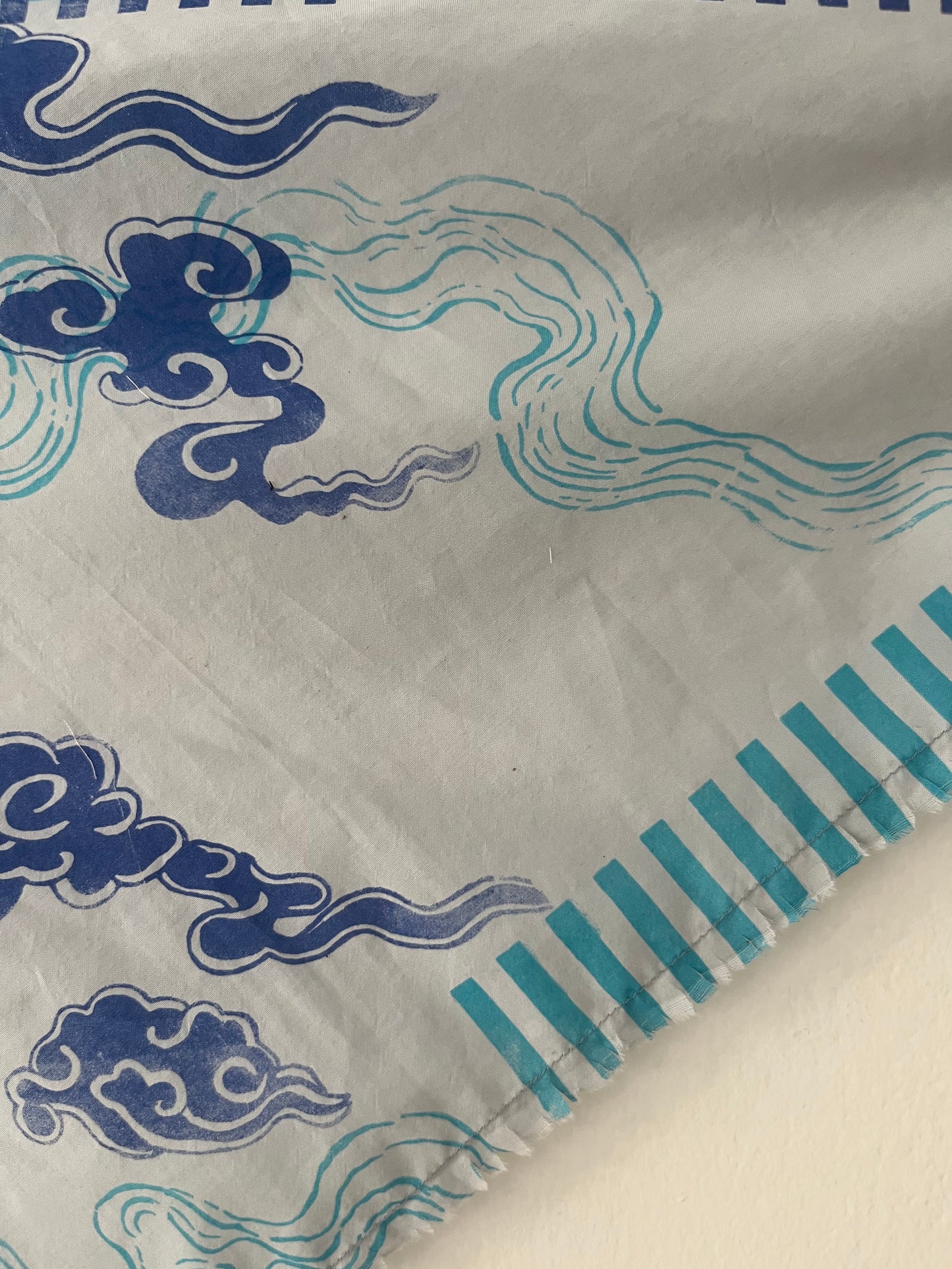 foulard bandana azzurro polvere con dragoni, nuvole e righe serigrafato a mano