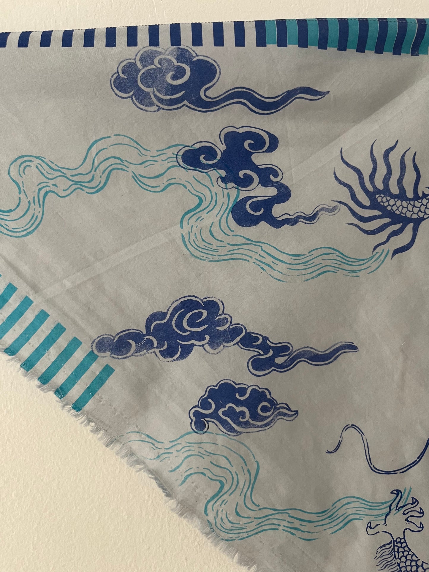 foulard bandana azzurro polvere con dragoni, nuvole e righe serigrafato a mano